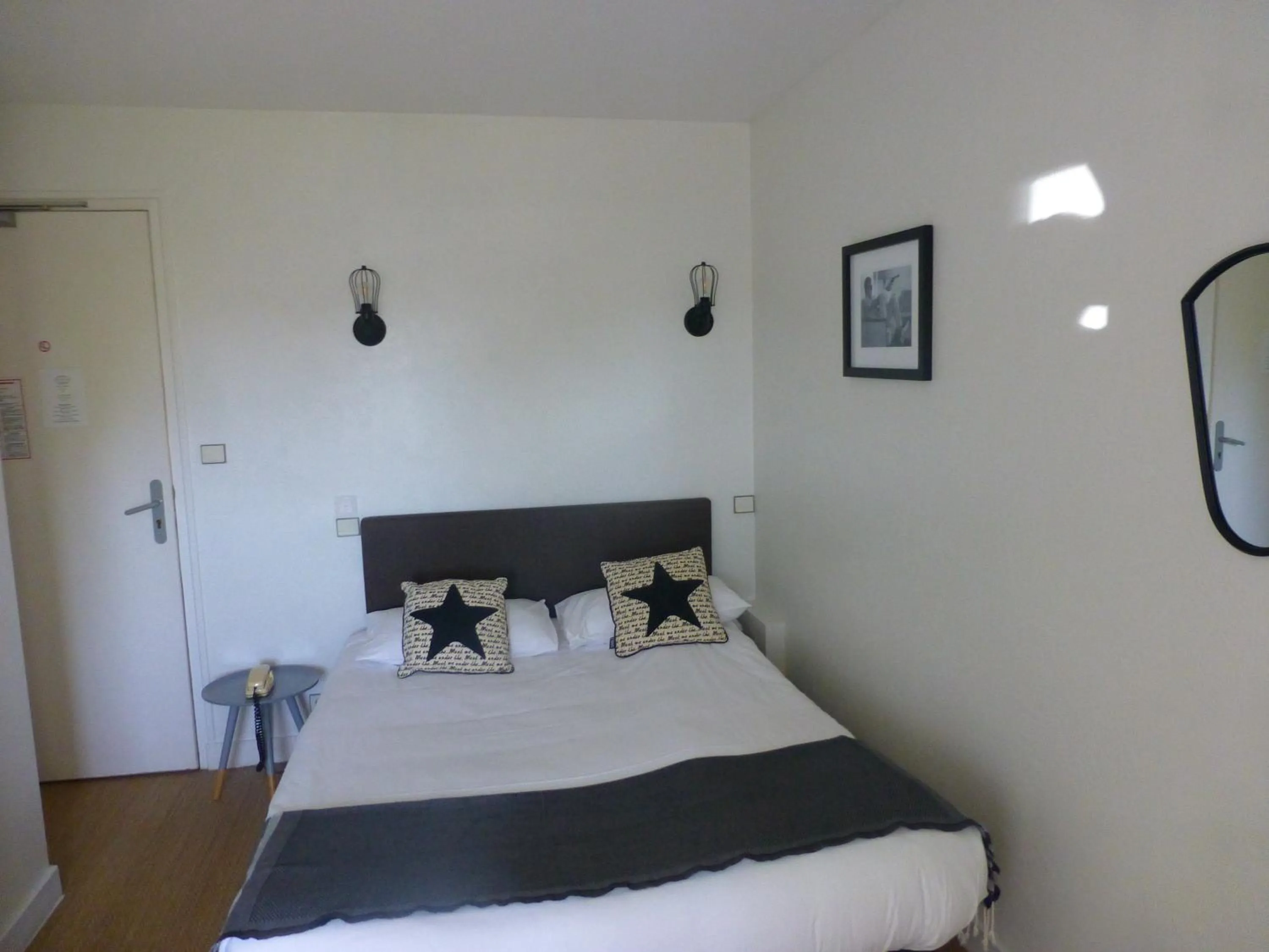 Photo of the whole room, Bed in Hotel La Licorne