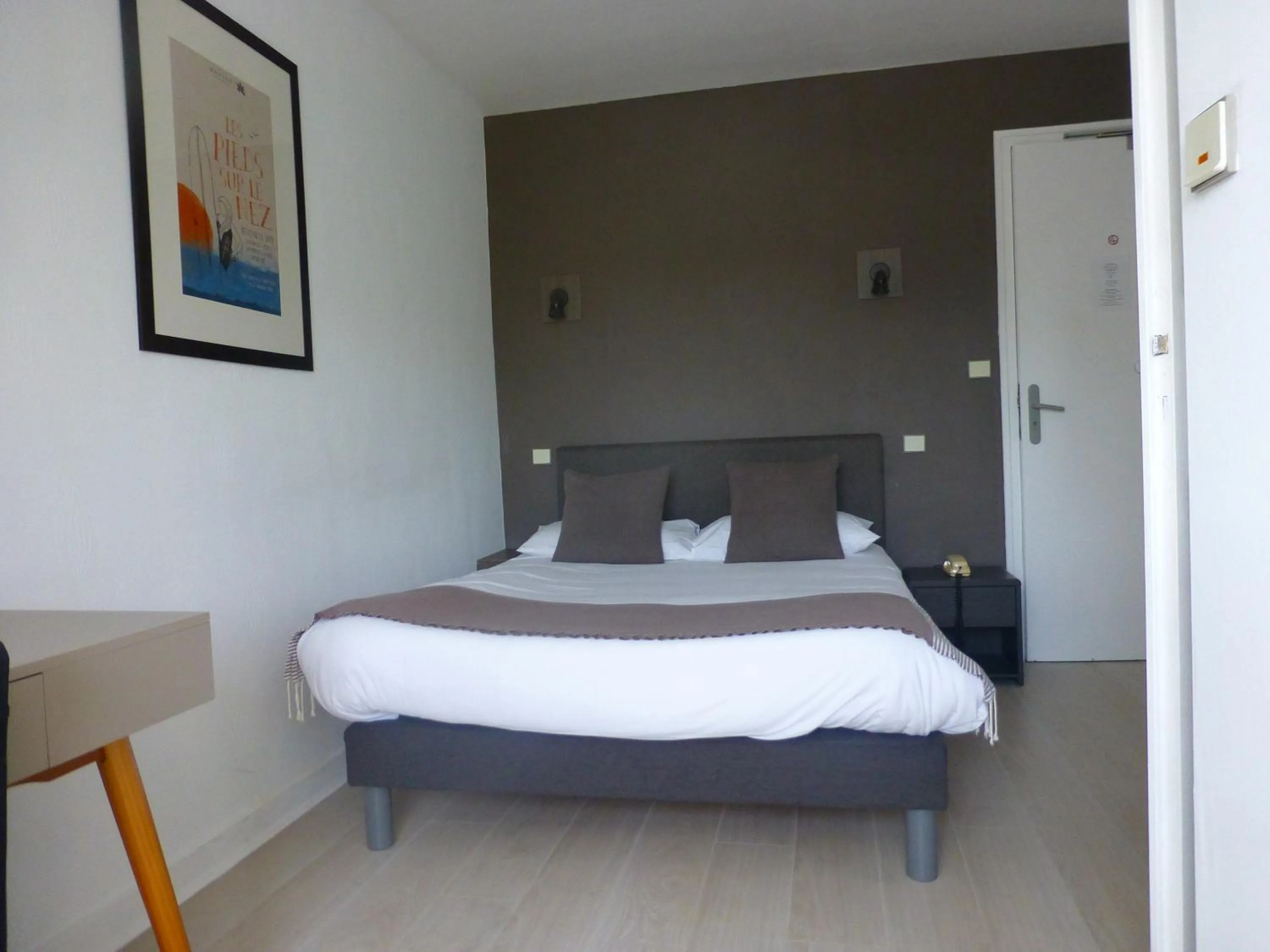 Photo of the whole room, Bed in Hotel La Licorne