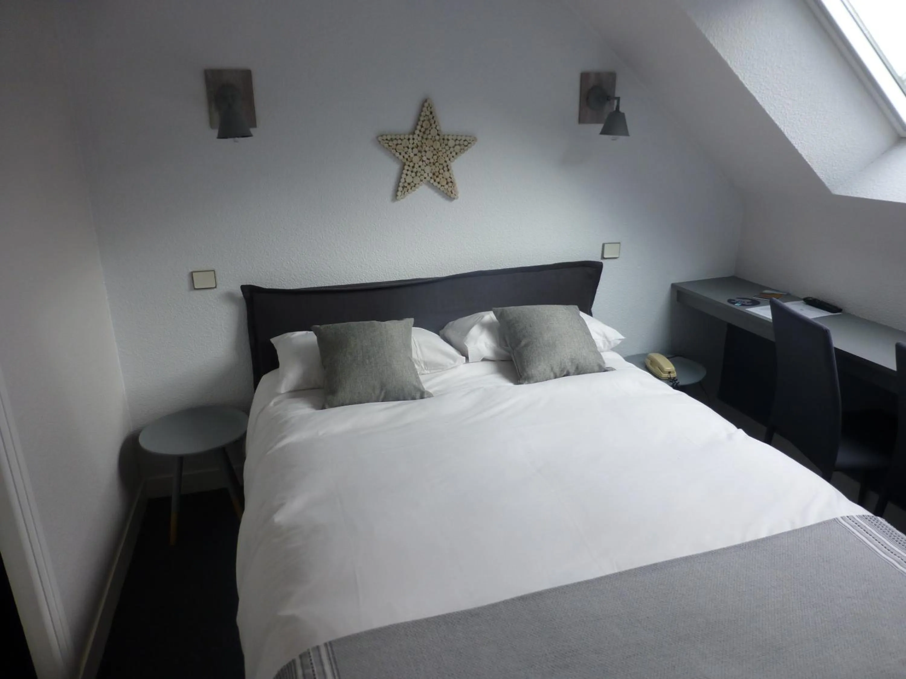 Photo of the whole room, Bed in Hotel La Licorne