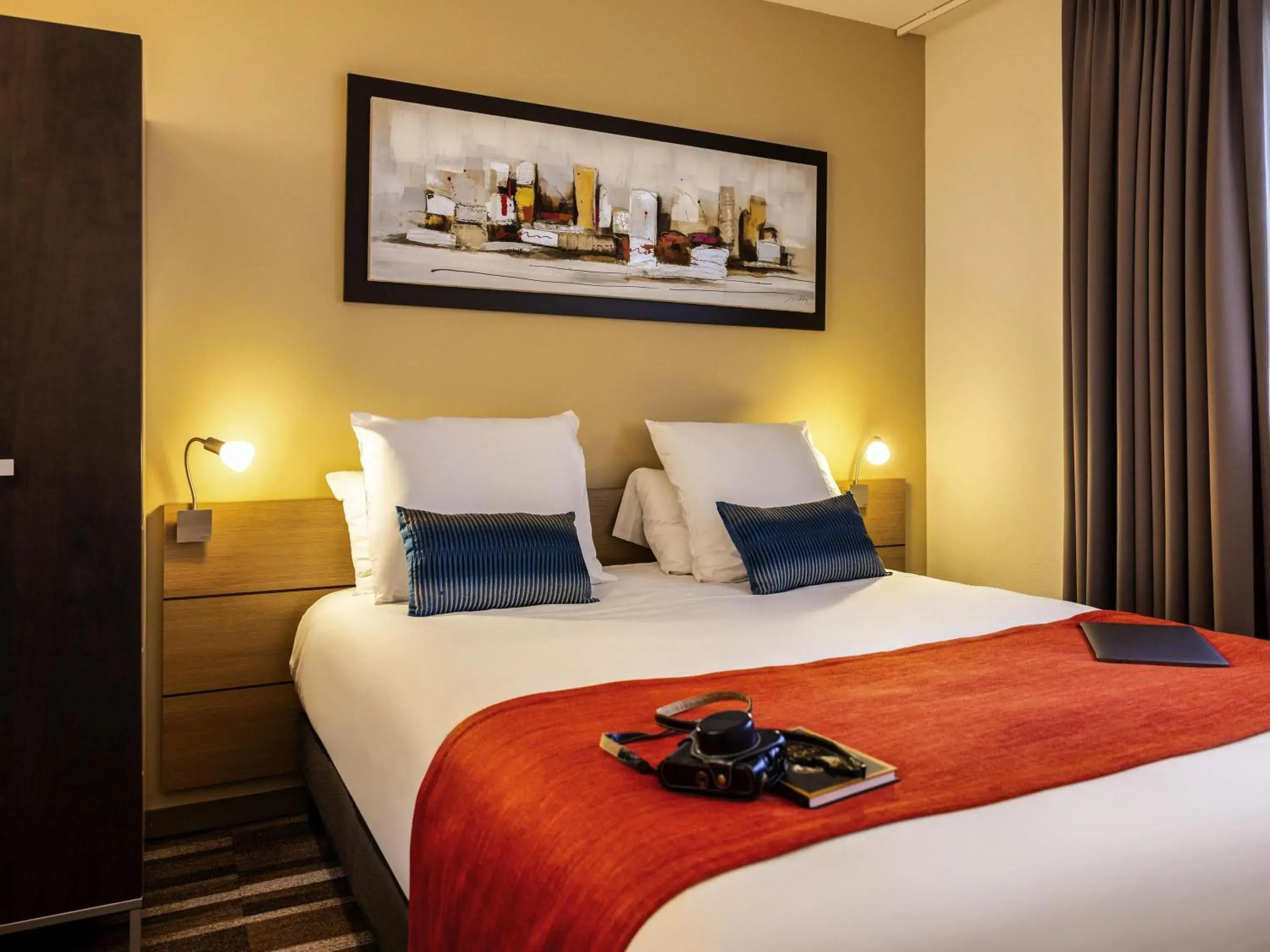 Family Room with Double Bed and Sofa in Mercure Agen Centre Family Room with Double Bed and Sofa in Mercure Agen Centre