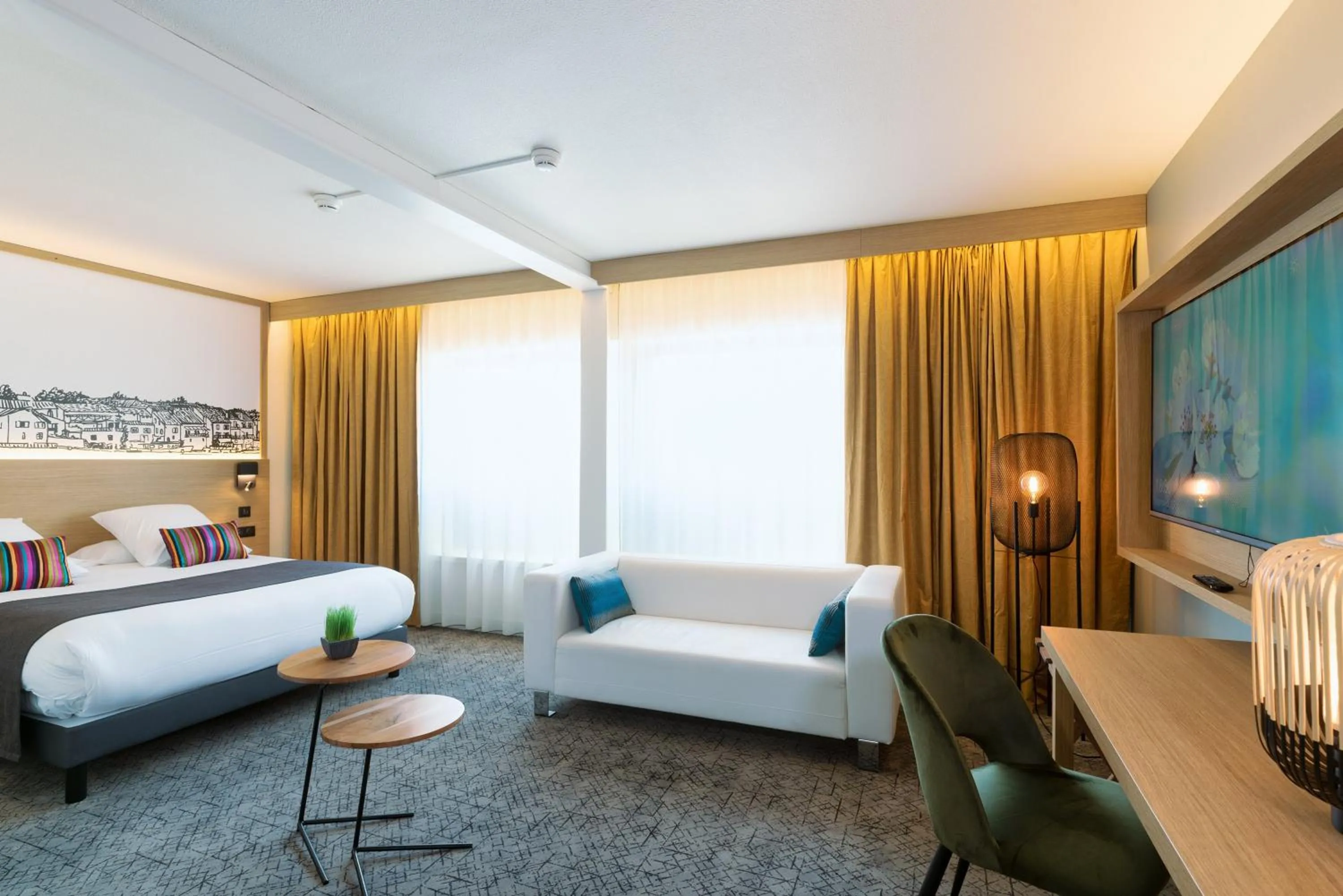 Photo of the whole room, Bed in Mercure Agen Centre