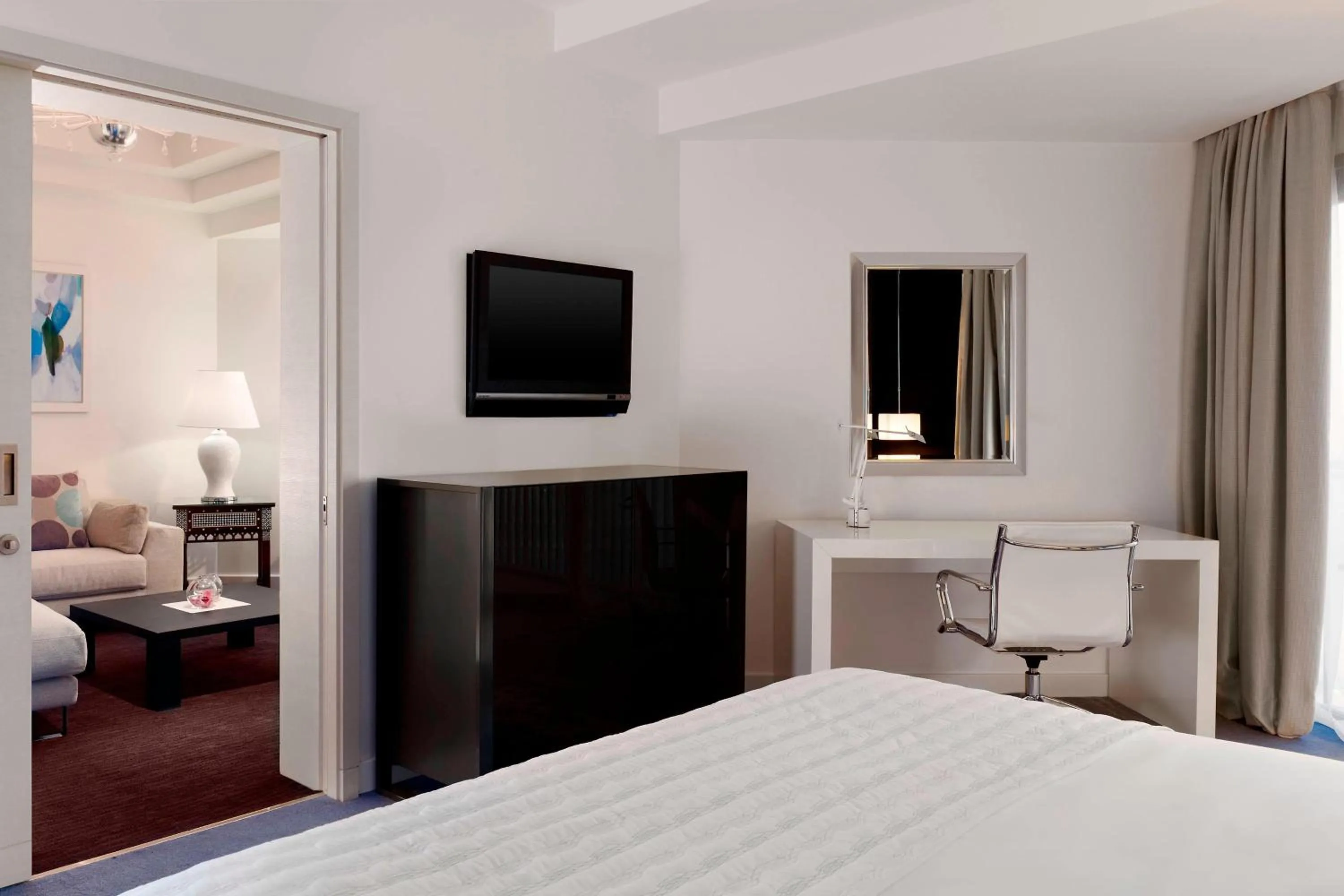 Bedroom, Bed in Le Meridien Al Khobar