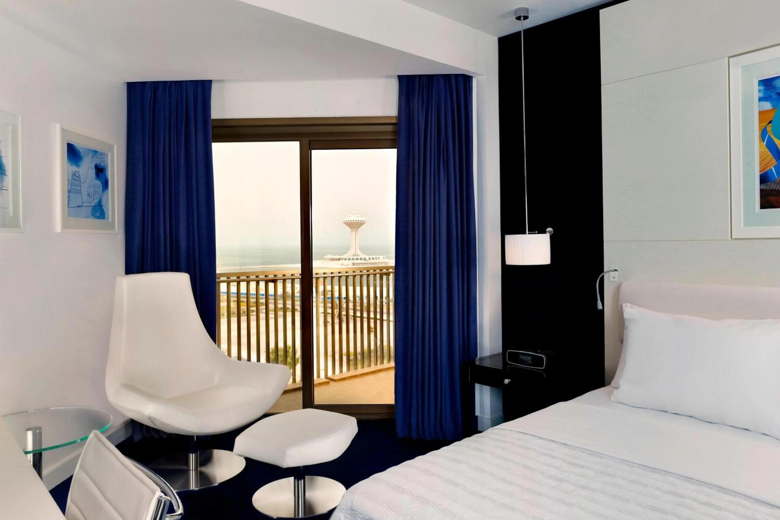 Photo of the whole room, Bed in Le Meridien Al Khobar