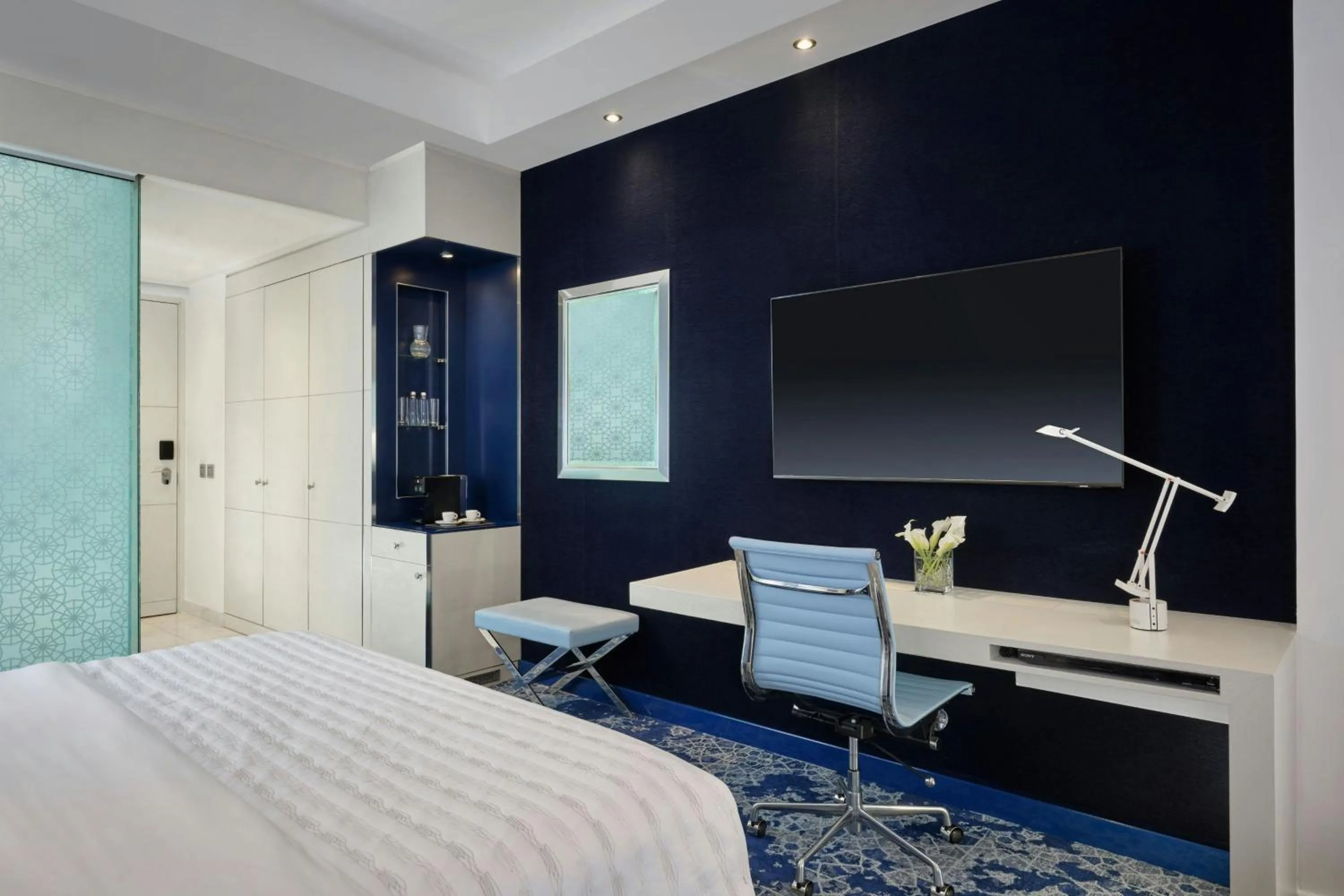 Photo of the whole room, Bed in Le Meridien Al Khobar