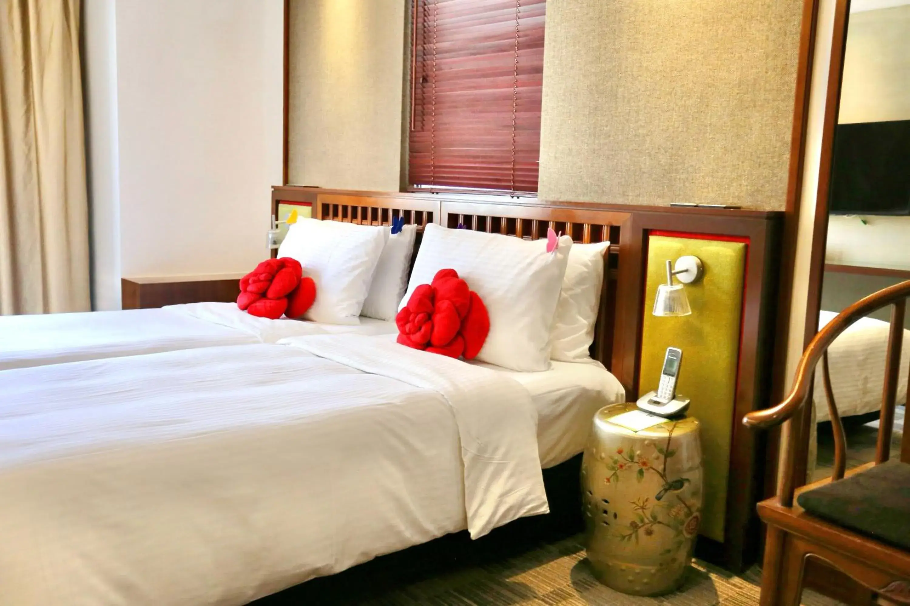 Deluxe Twin Room with 4G Pocket Wi-Fi Device in Butterfly on Wellington, Central Deluxe Twin Room with 4G Pocket Wi-Fi Device in Butterfly on Wellington, Central