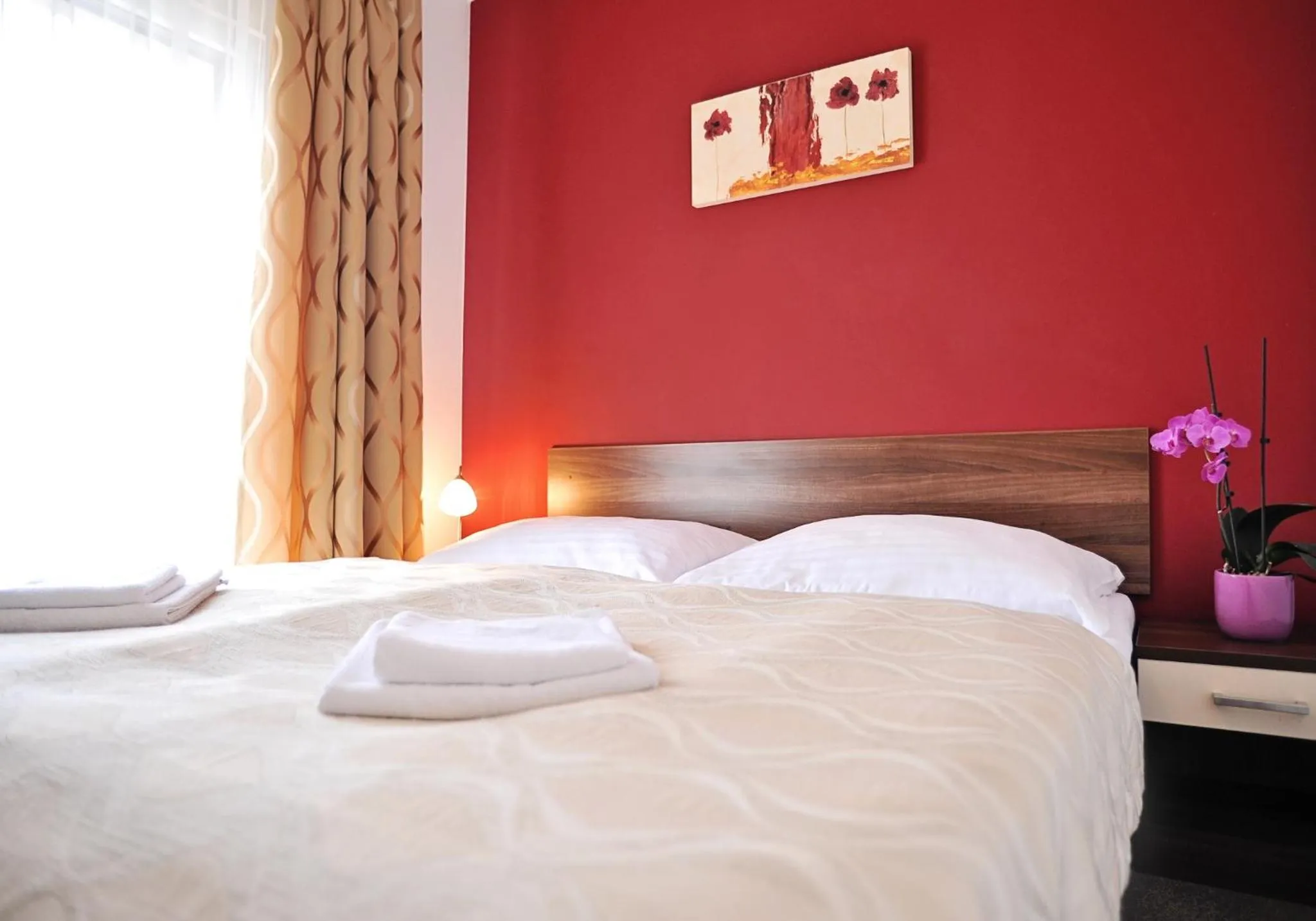 Bedroom, Bed in Melrose Apartments