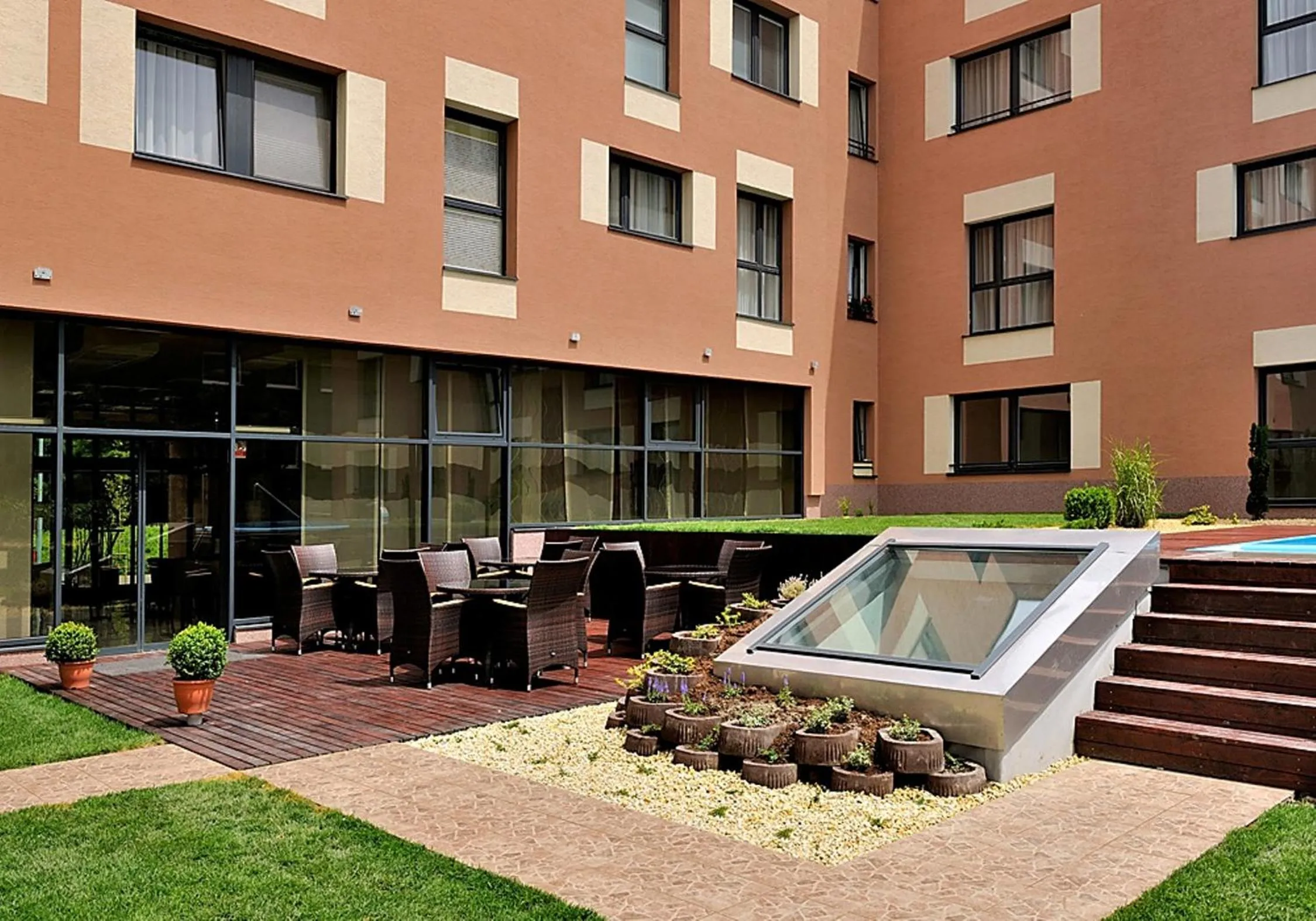 Facade/entrance in Melrose Apartments