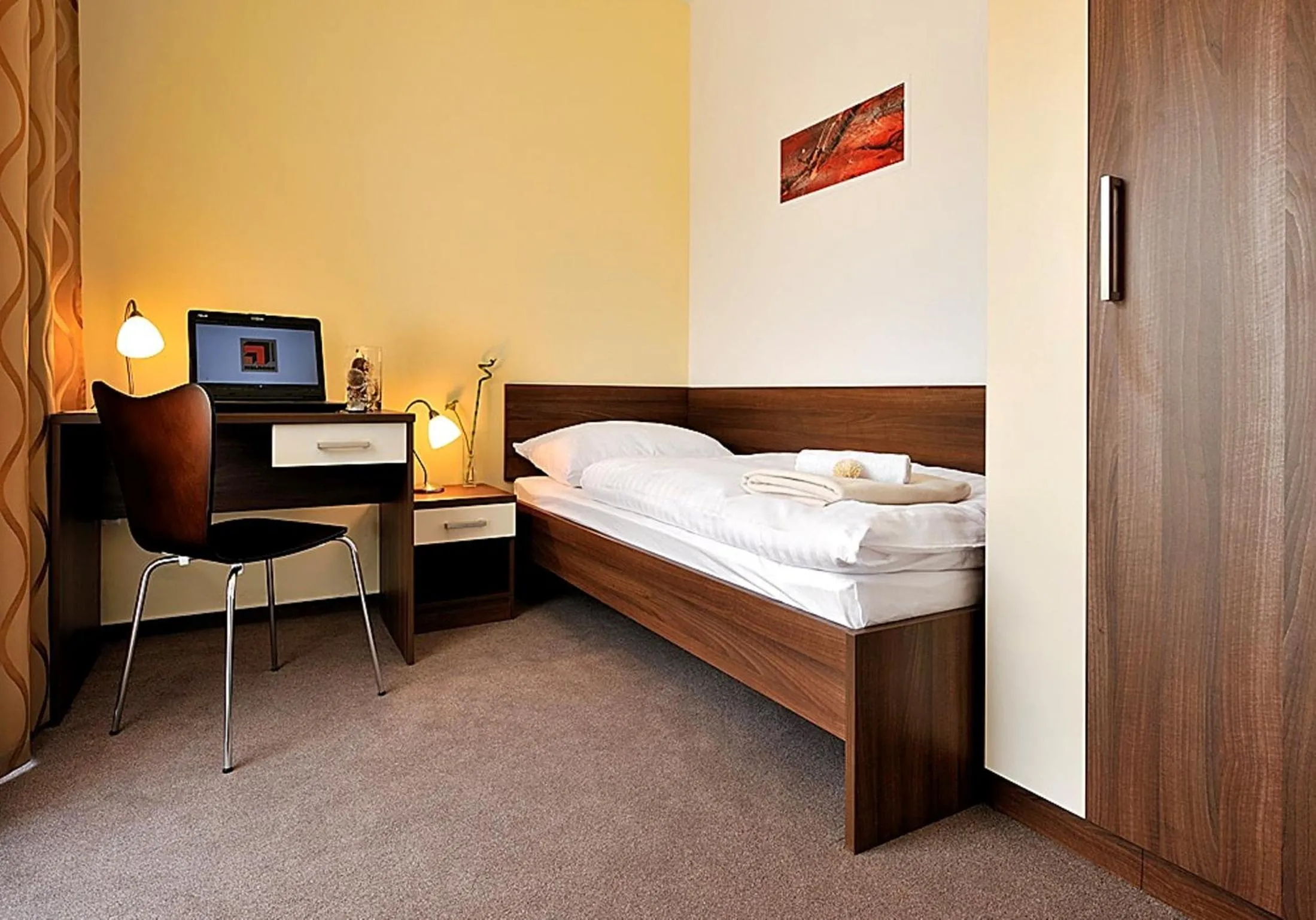Bedroom, Bed in Melrose Apartments