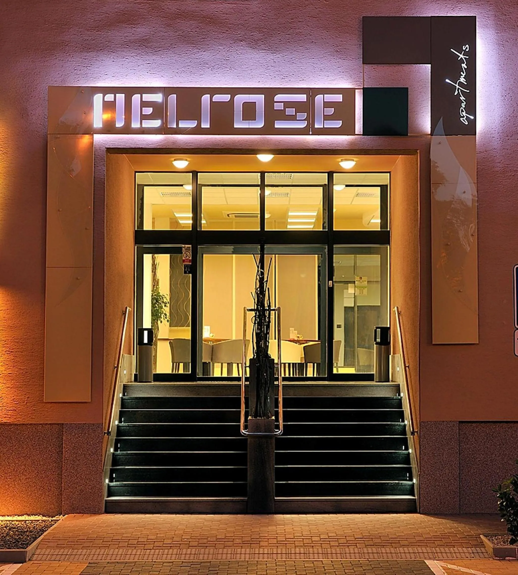 Facade/entrance in Melrose Apartments