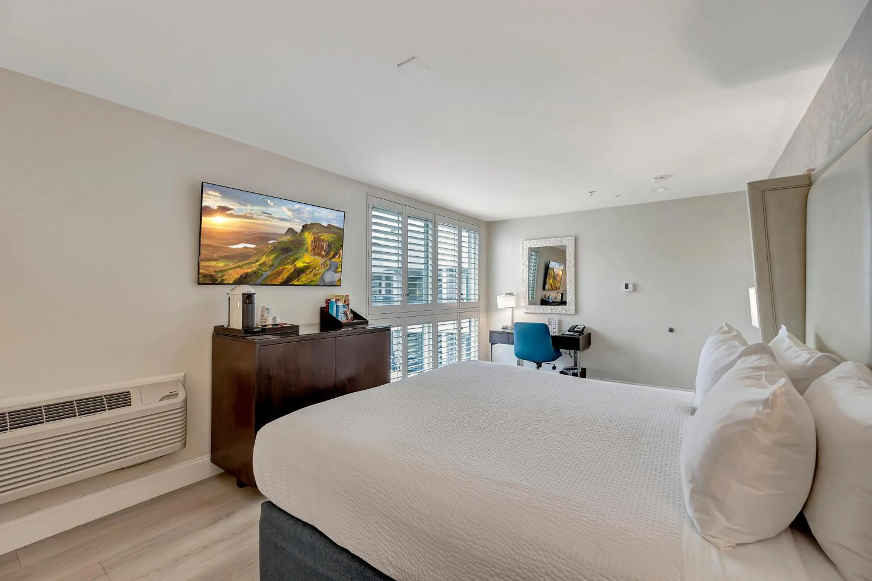 Bedroom, Bed in Ocean View Hotel