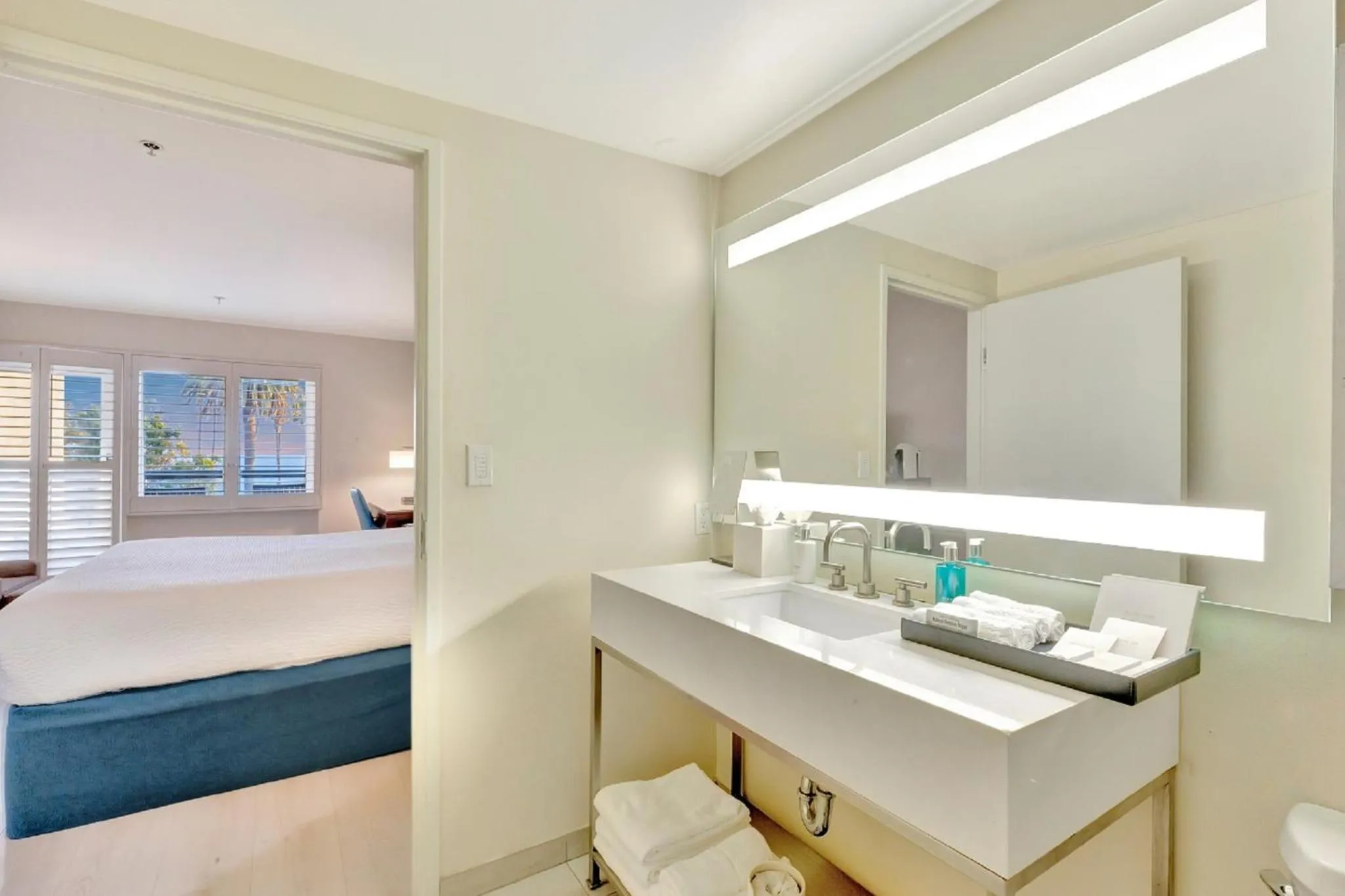 Bathroom, Bed in Ocean View Hotel