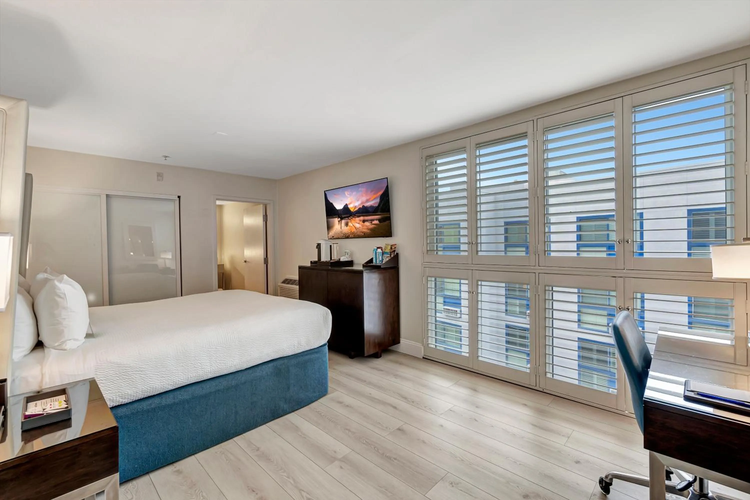 Bedroom, Bed in Ocean View Hotel