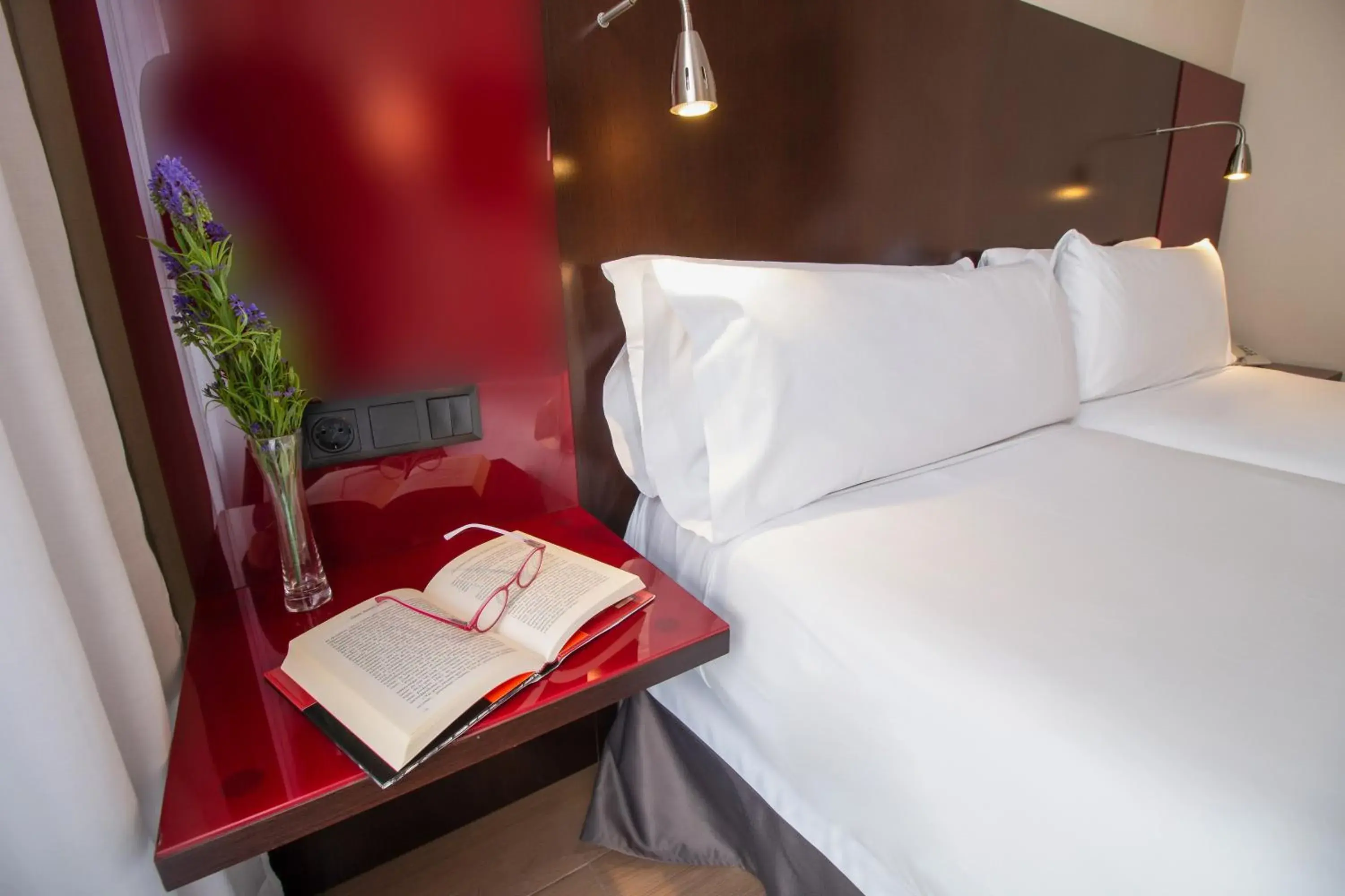 Decorative detail, Bed in SM Hotel Teatre Auditori Decorative detail, Bed in SM Hotel Teatre Auditori