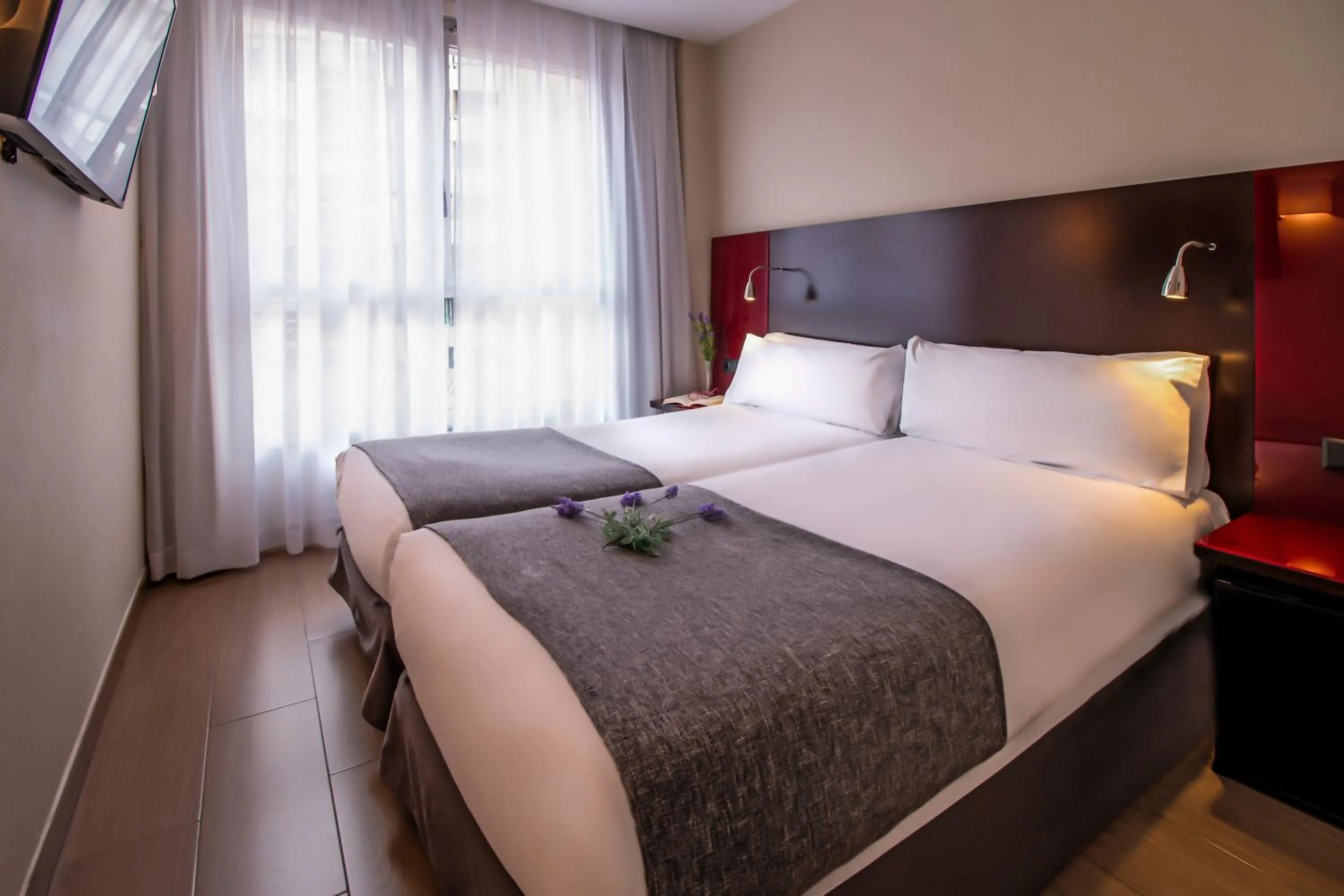 Photo of the whole room, Bed in SM Hotel Teatre Auditori