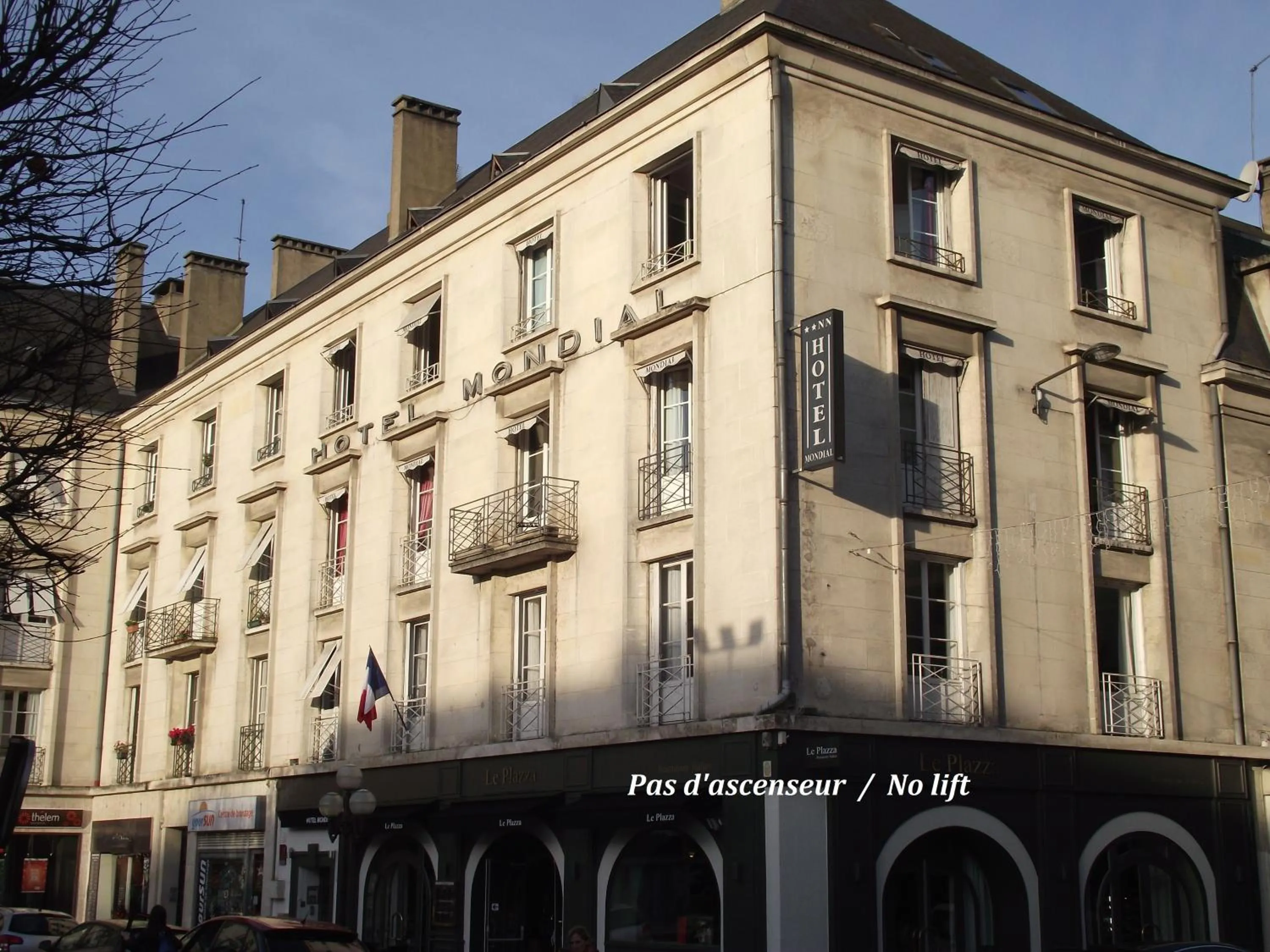 Facade/entrance in Hotel Mondial