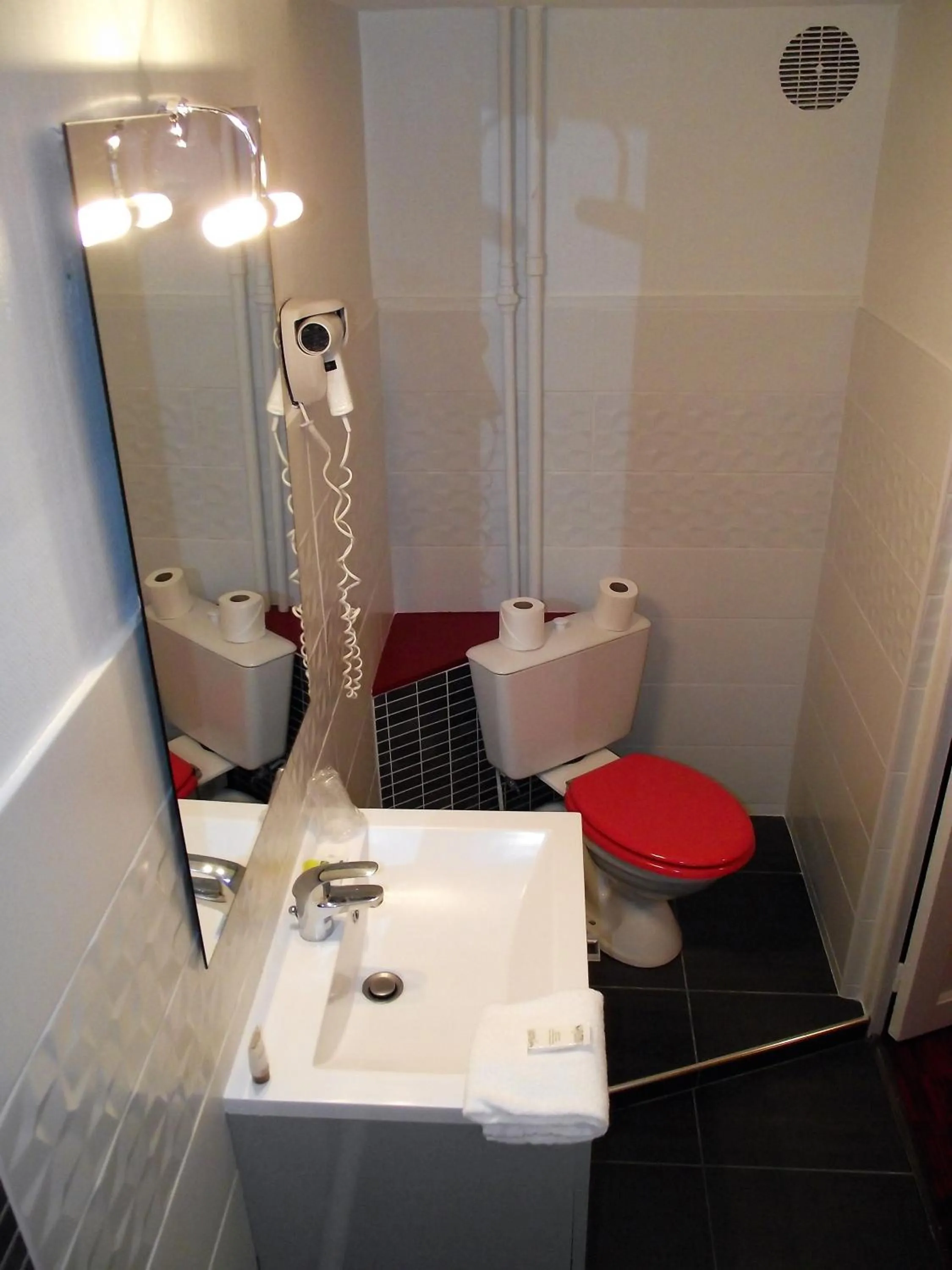 Bathroom in Hotel Mondial