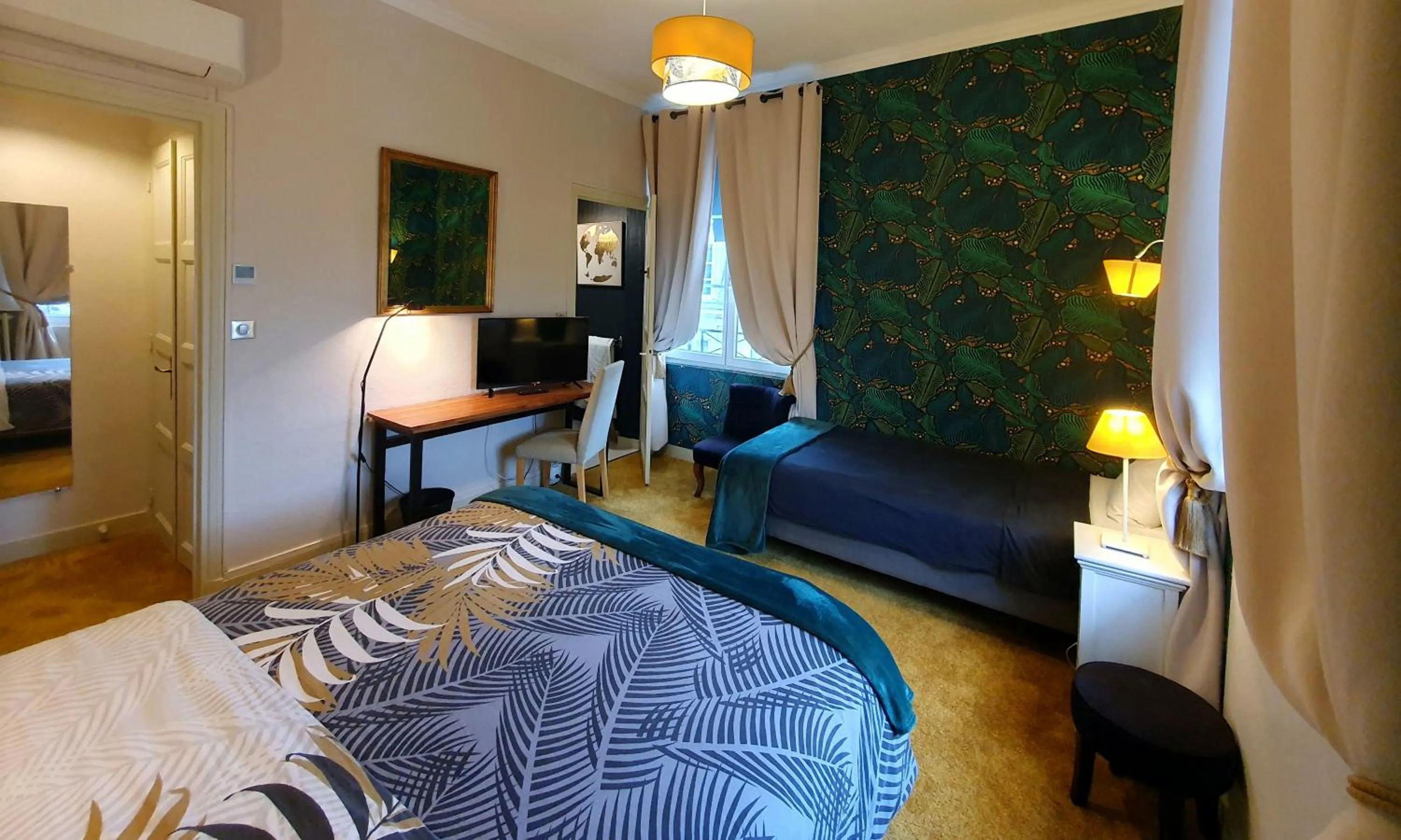 Photo of the whole room, Bed in Hotel Mondial