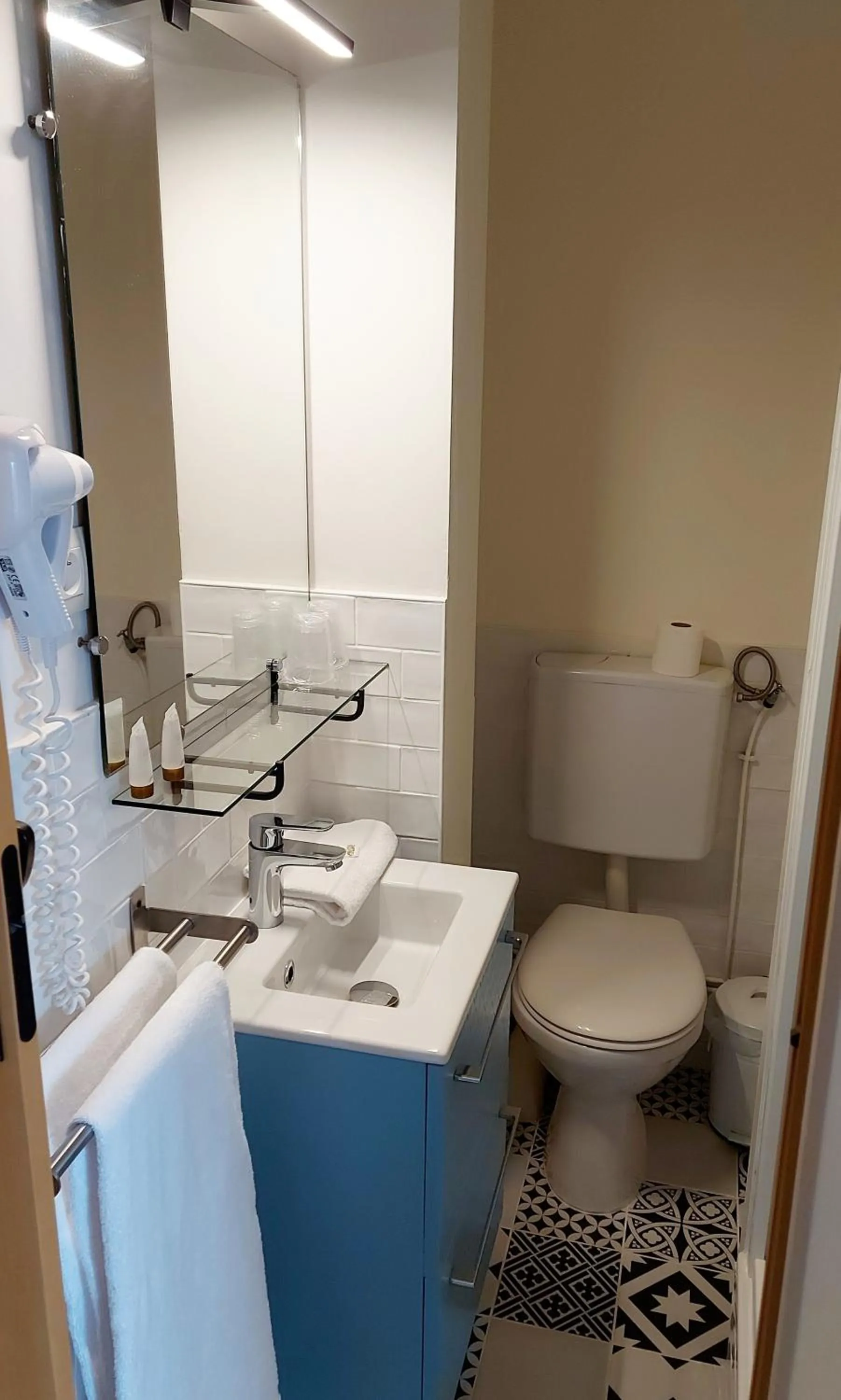 Shower in Hotel Mondial