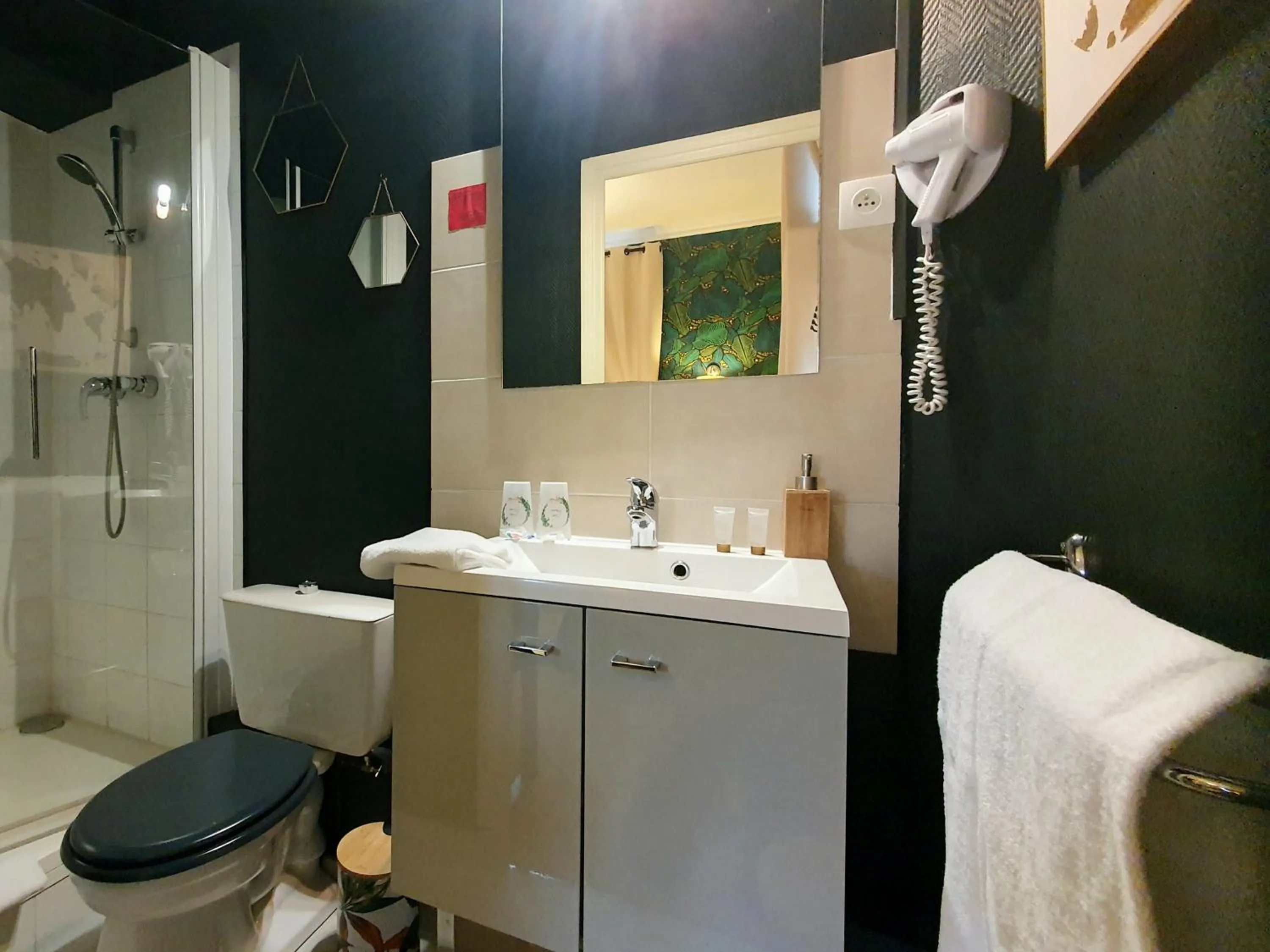 Bathroom in Hotel Mondial