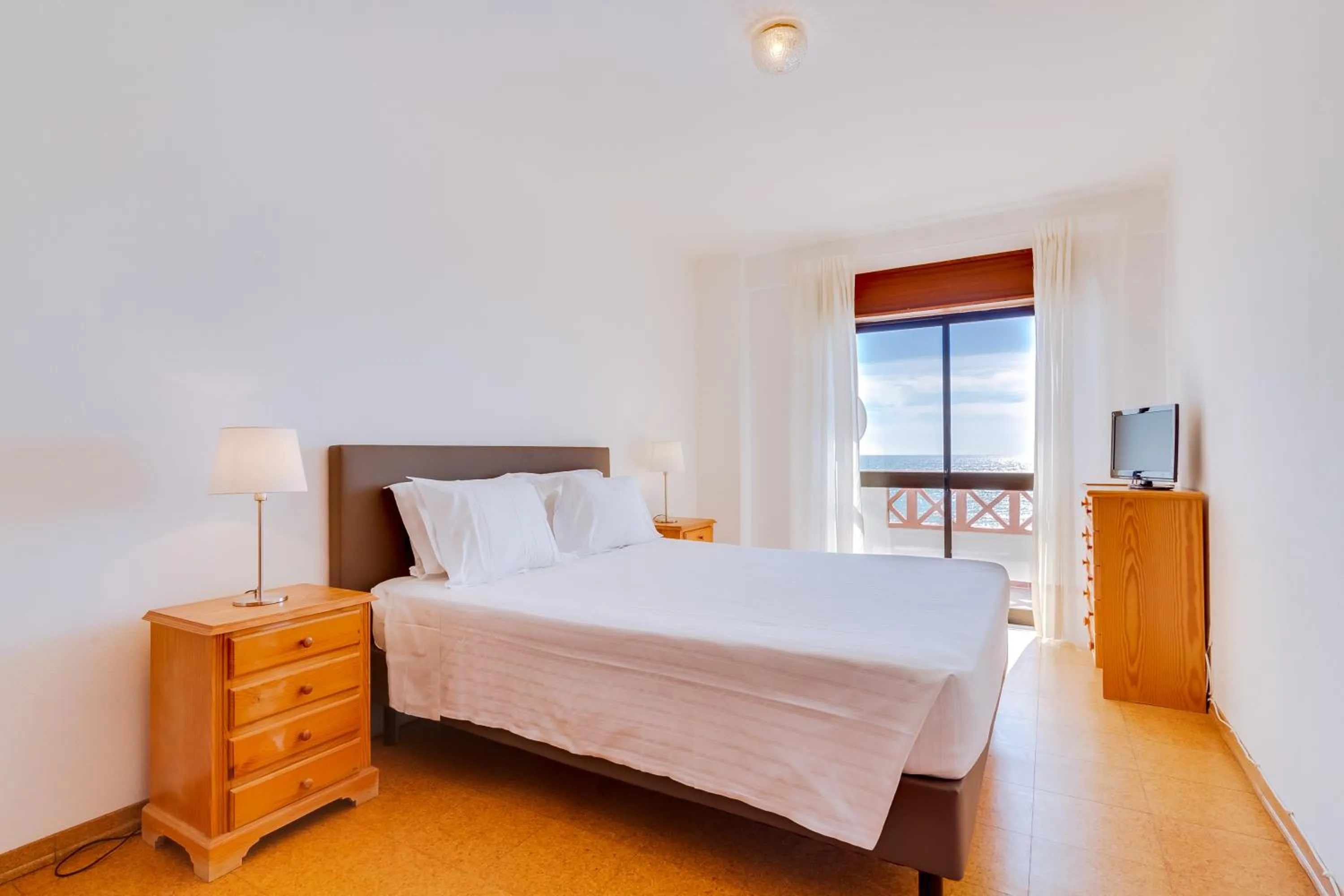Bedroom, Bed in AL - Apartamento Girassol