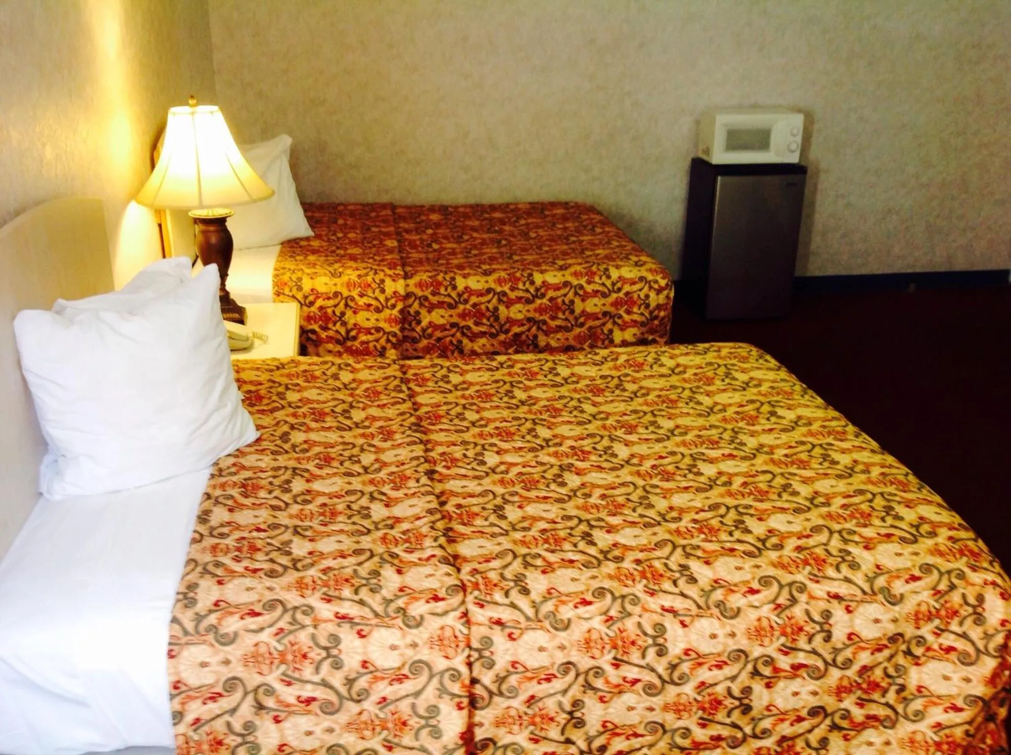 Bed in Red Carpet Inn & Suites Hammonton NJ Route-30E
