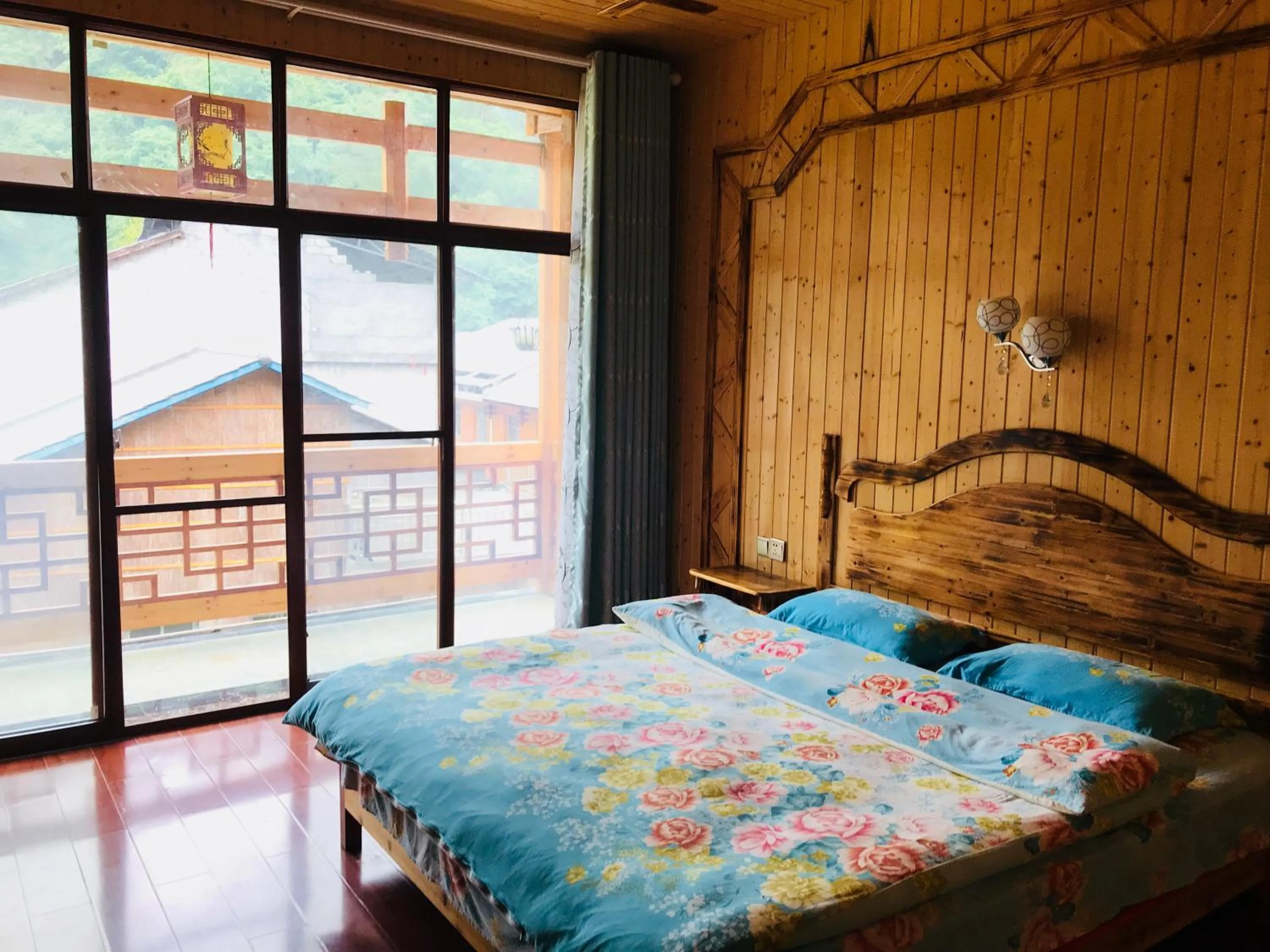 King Room with Mountain View in Zhangjiajie one step to heaven inn (Yangjiajie ticket office)