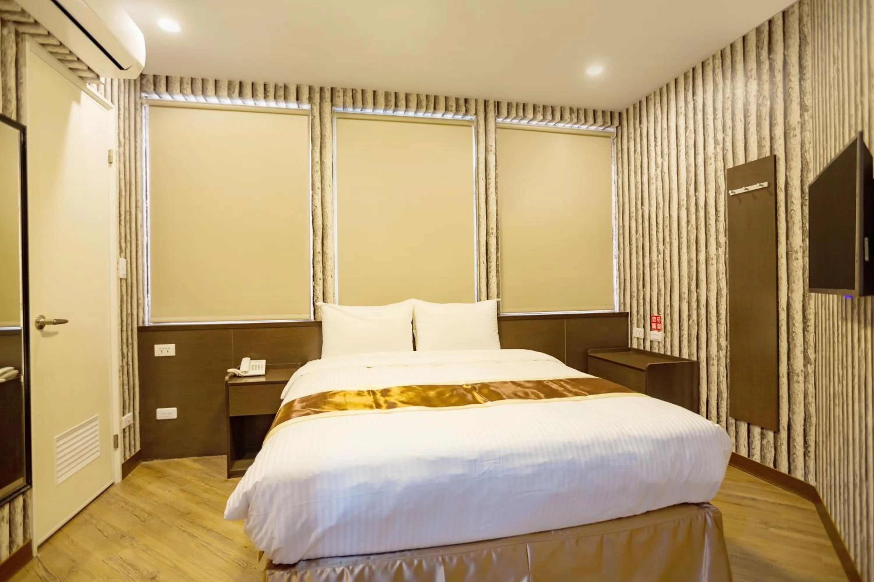 Photo of the whole room, Bed in A Ace Hotel