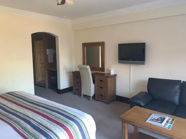 TV and multimedia, Bed in Springfield Country Hotel, Leisure Club & Spa