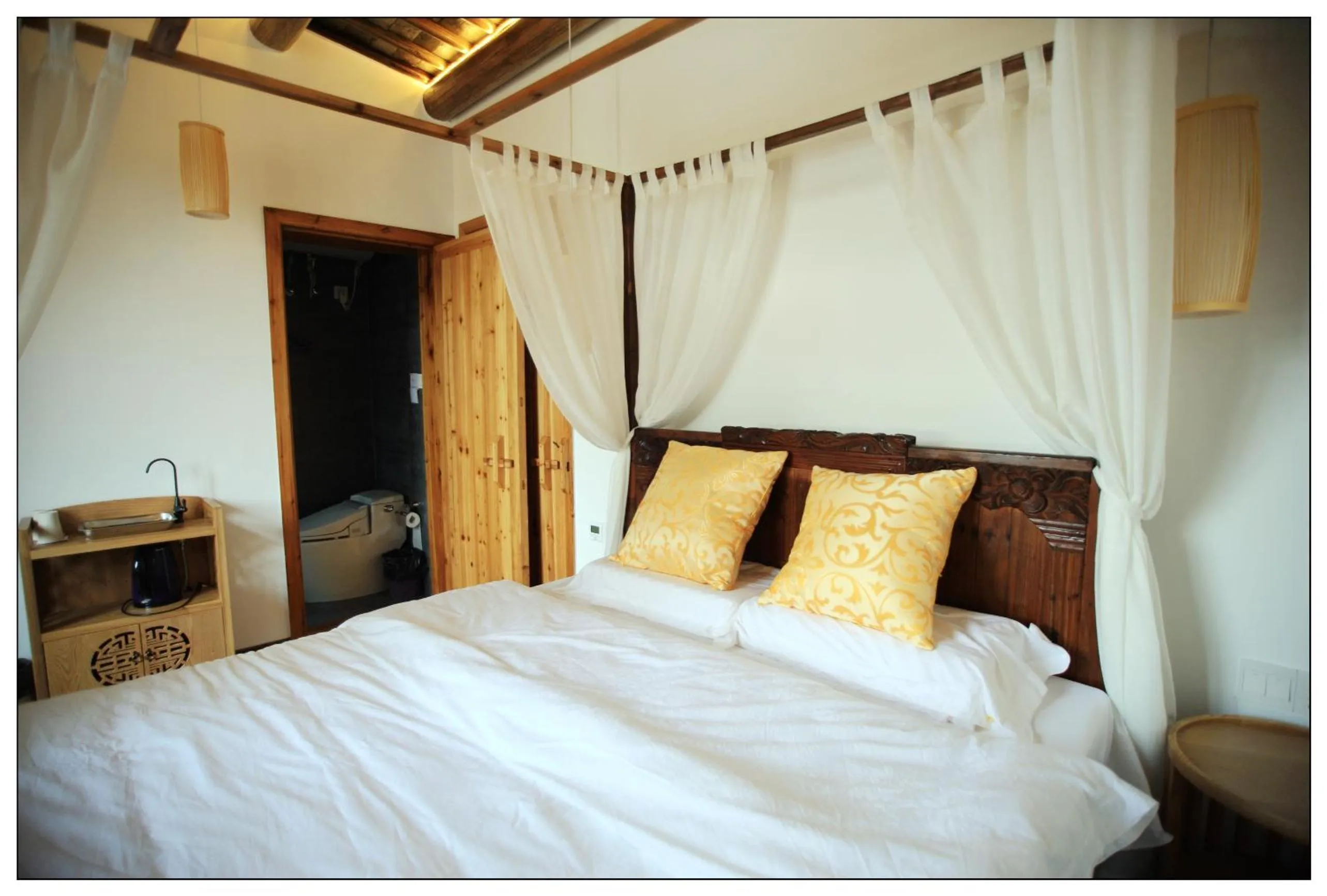 Decorative detail, Bed in Tongli Begonia Flowers Guesthouse