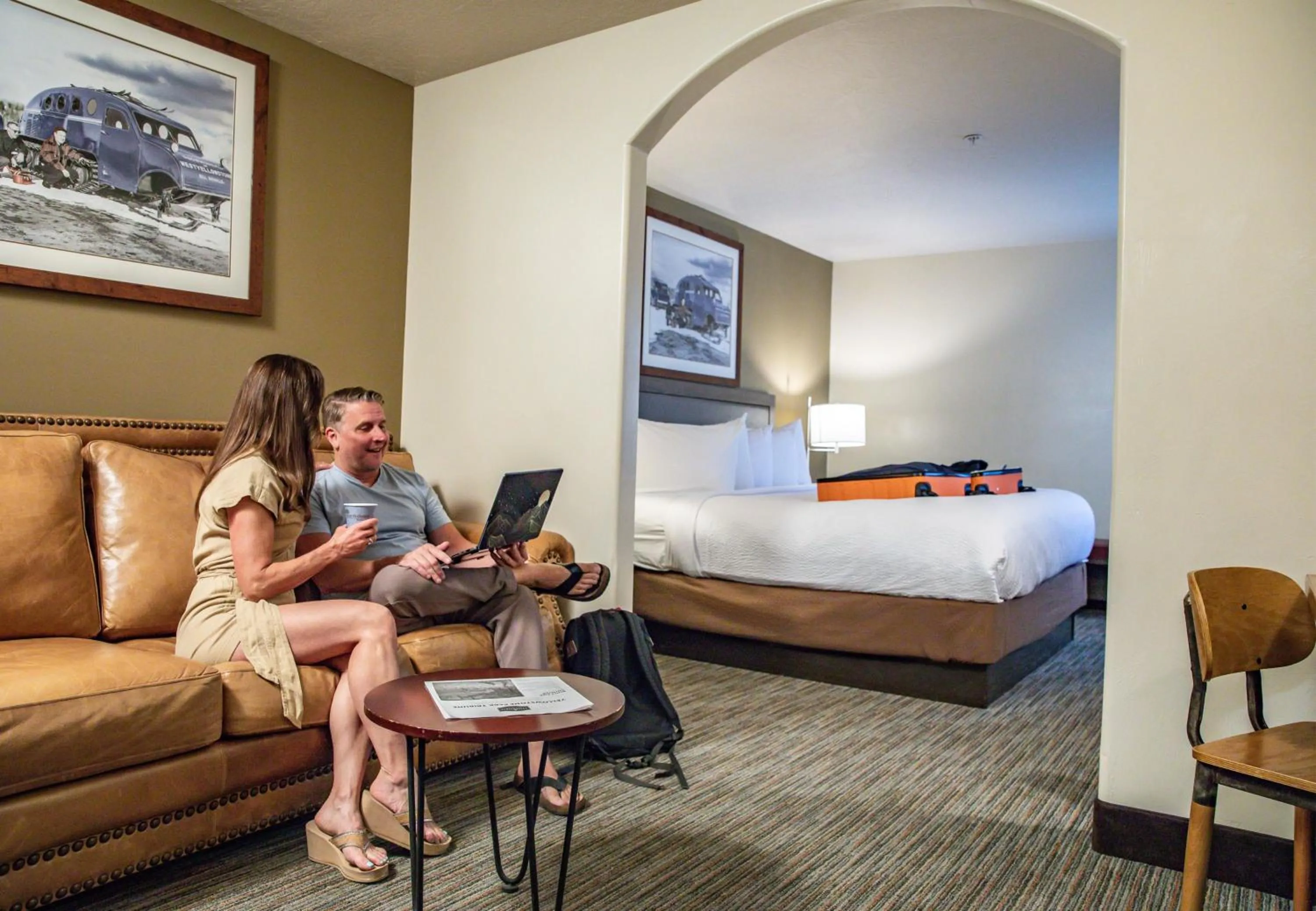 Seating area, Bed in Yellowstone Park Hotel