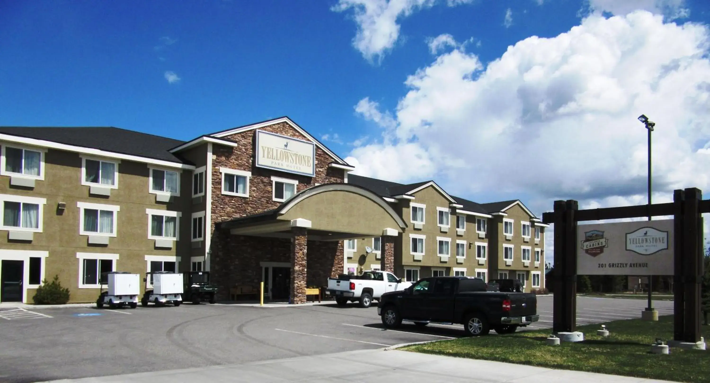 Property building in Yellowstone Park Hotel Property building in Yellowstone Park Hotel