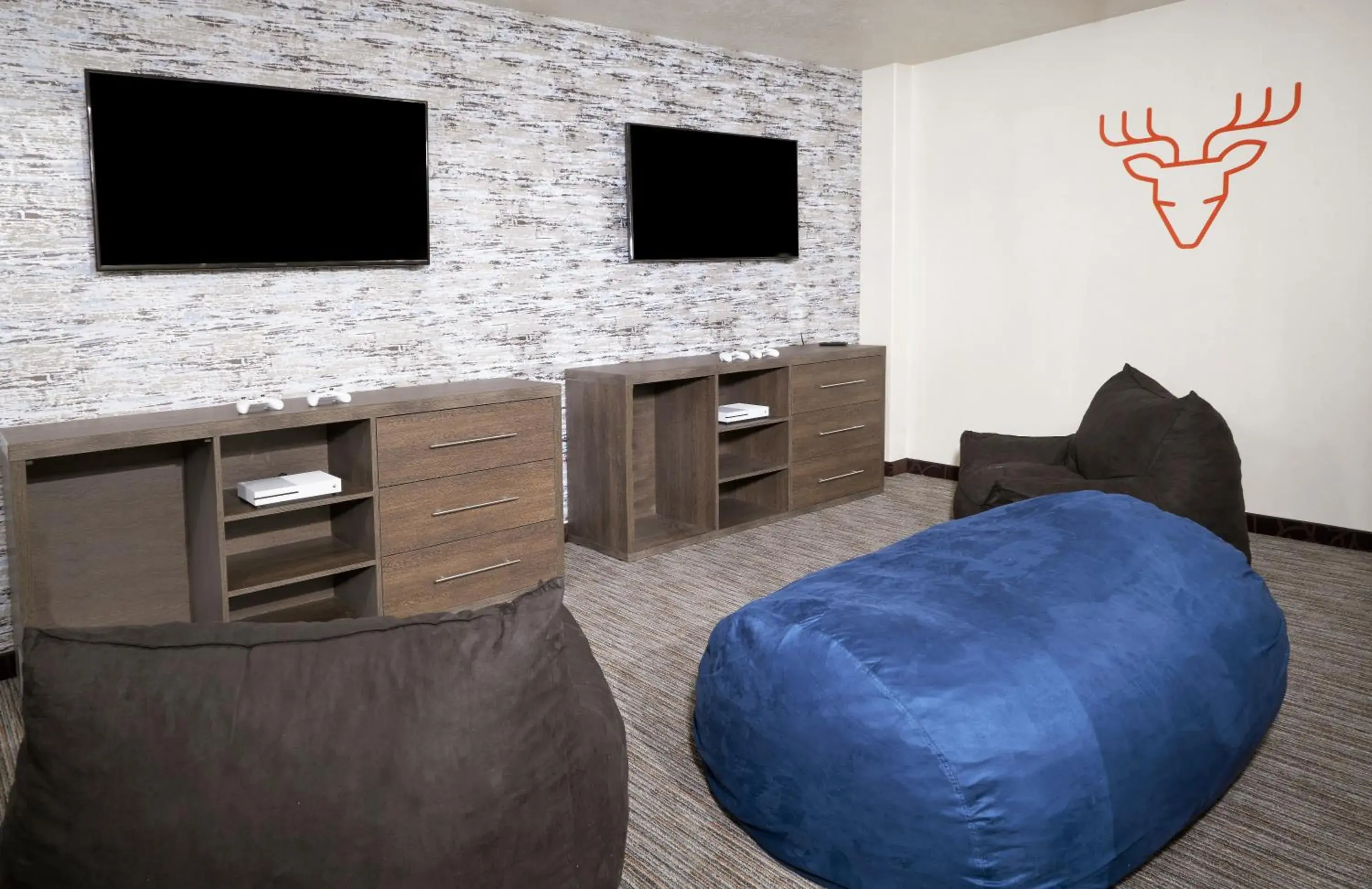 Communal lounge/ TV room, Bed in Yellowstone Park Hotel Communal lounge/ TV room, Bed in Yellowstone Park Hotel