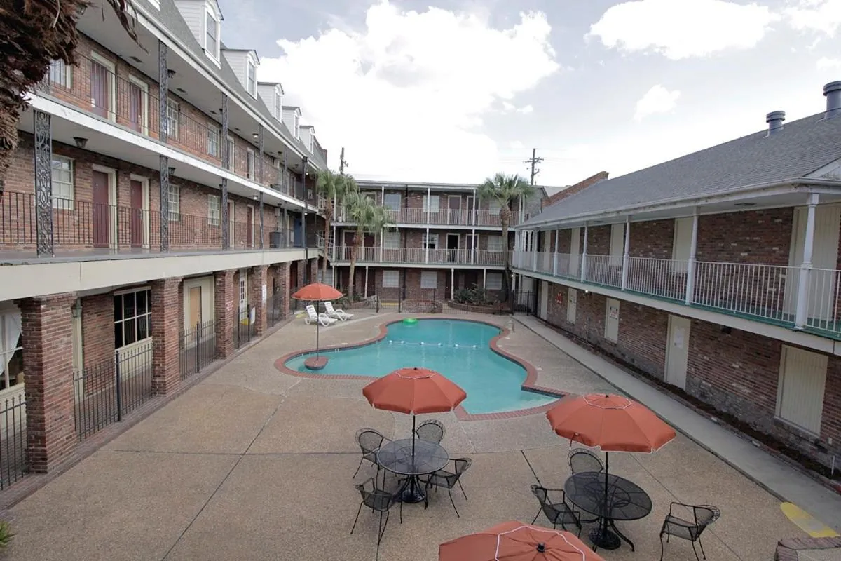 Swimming pool in Midtown Hotel New Orleans