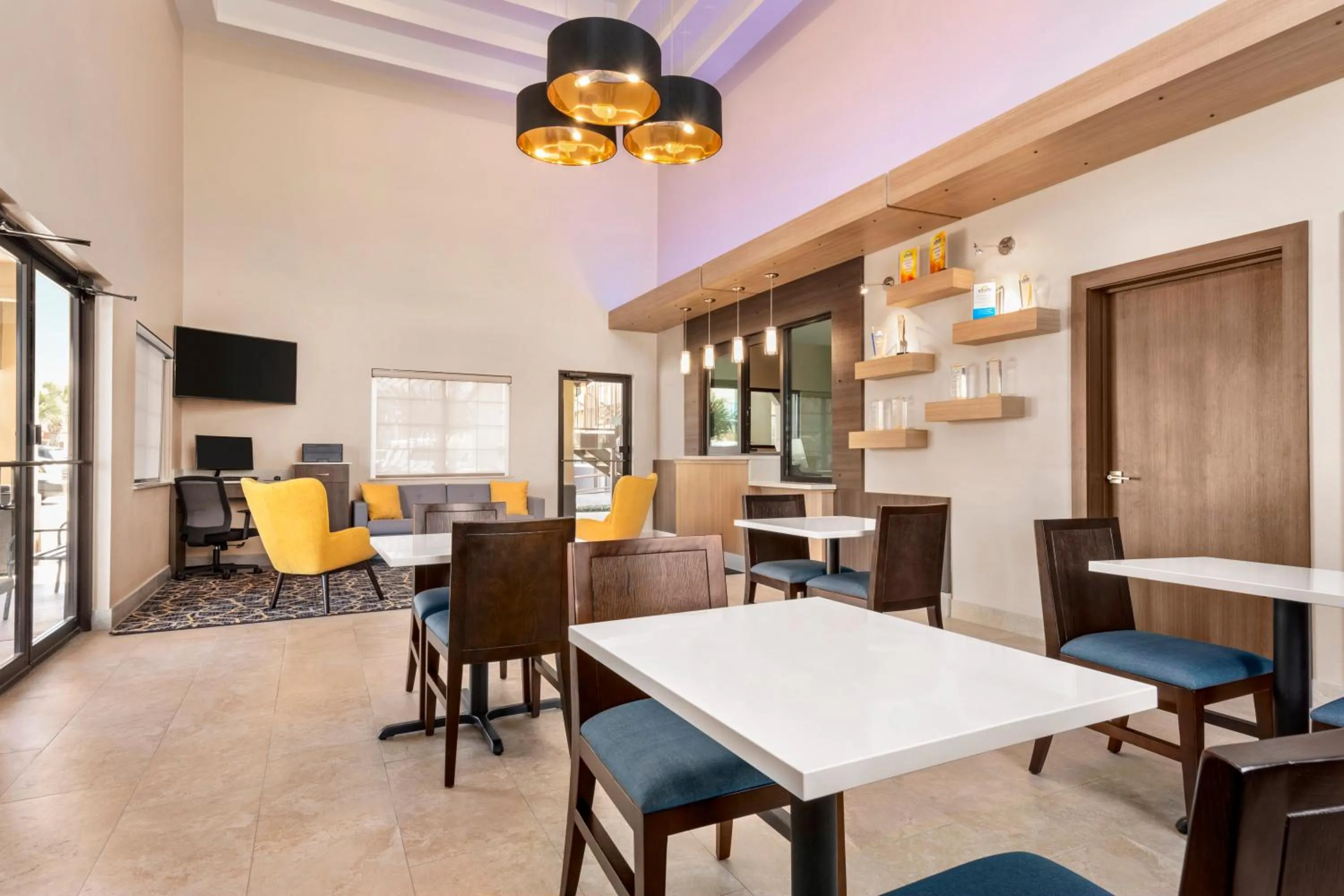 Lobby or reception in Days Inn & Suites by Wyndham Houston Hobby Airport
