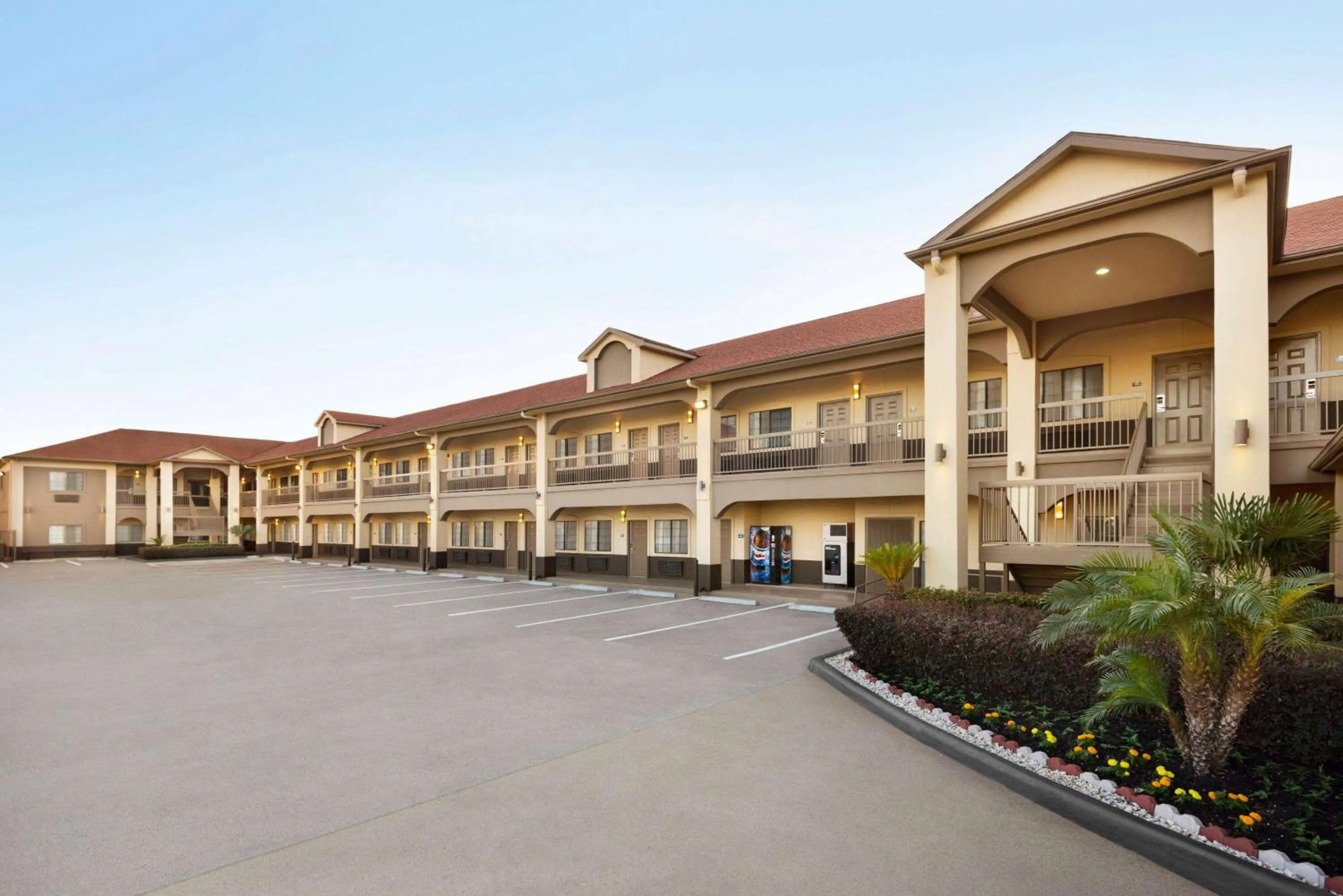 Property building in Days Inn & Suites by Wyndham Houston Hobby Airport
