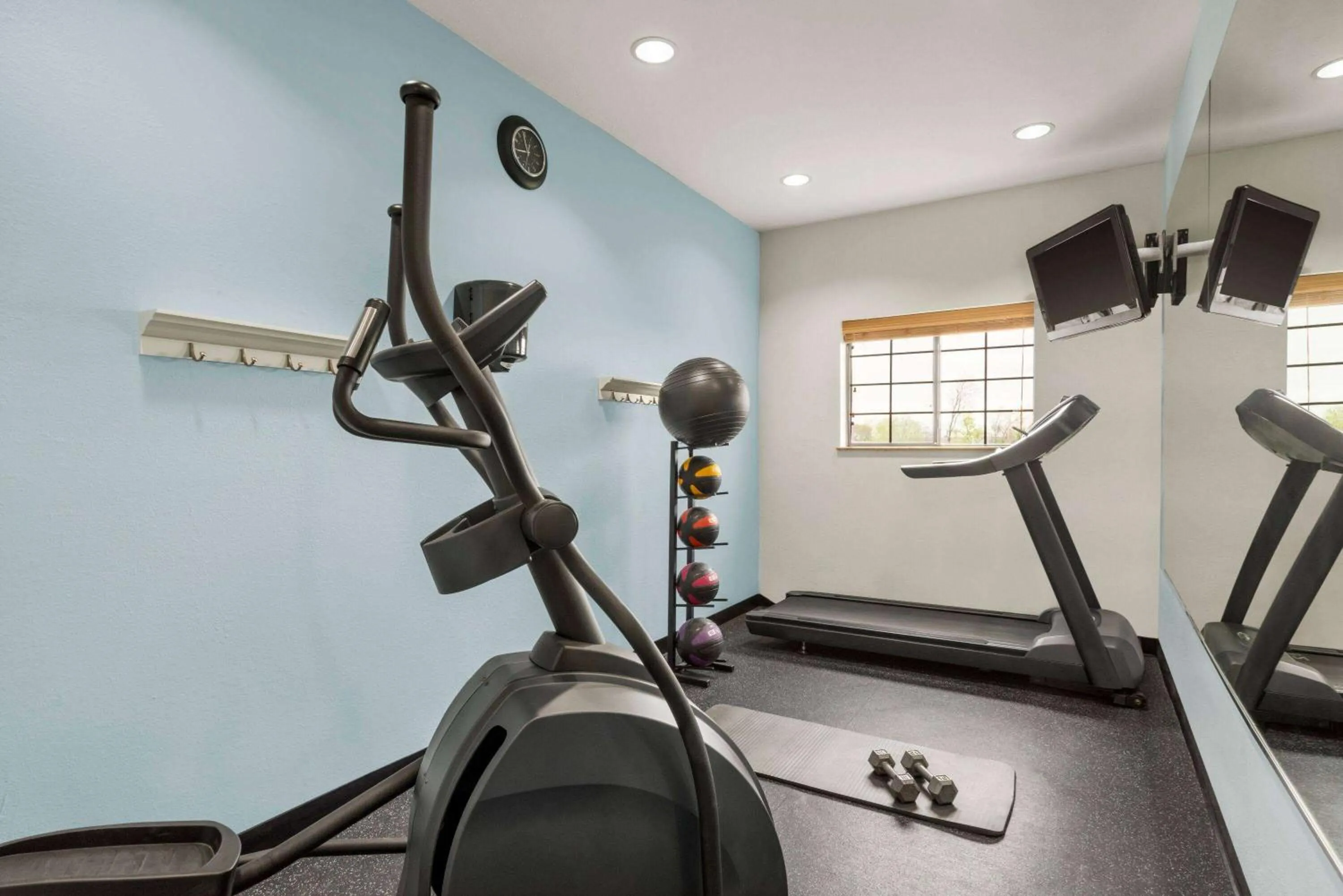 Fitness centre/facilities in Days Inn & Suites by Wyndham Houston Hobby Airport