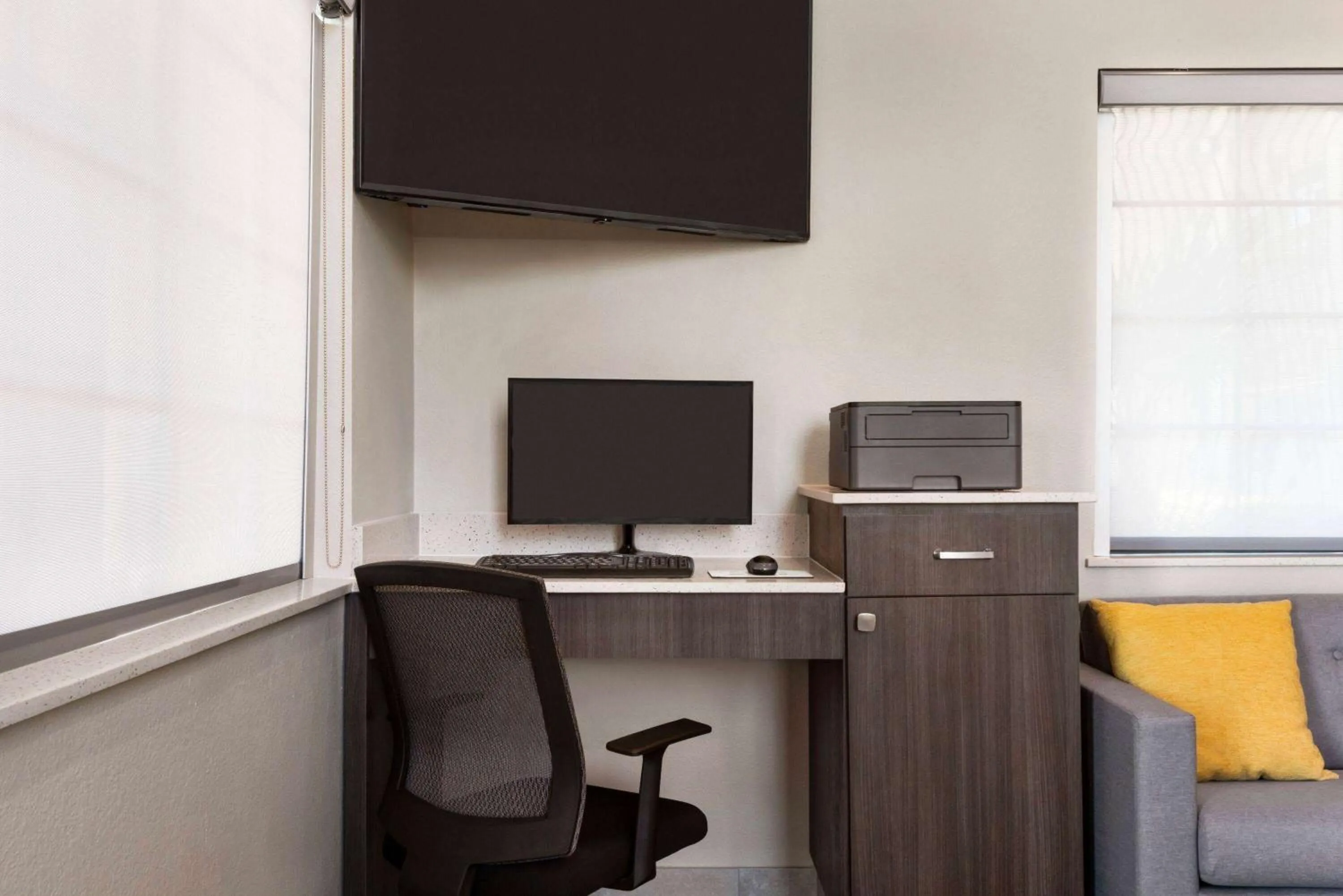 Business facilities in Days Inn & Suites by Wyndham Houston Hobby Airport