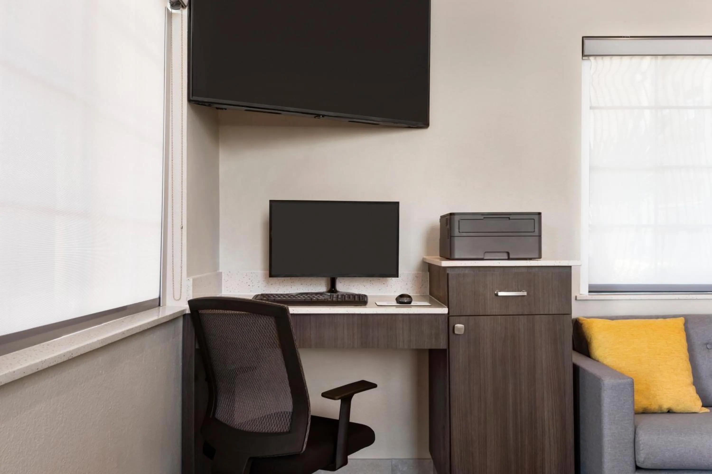 Business facilities in Days Inn & Suites by Wyndham Houston Hobby Airport