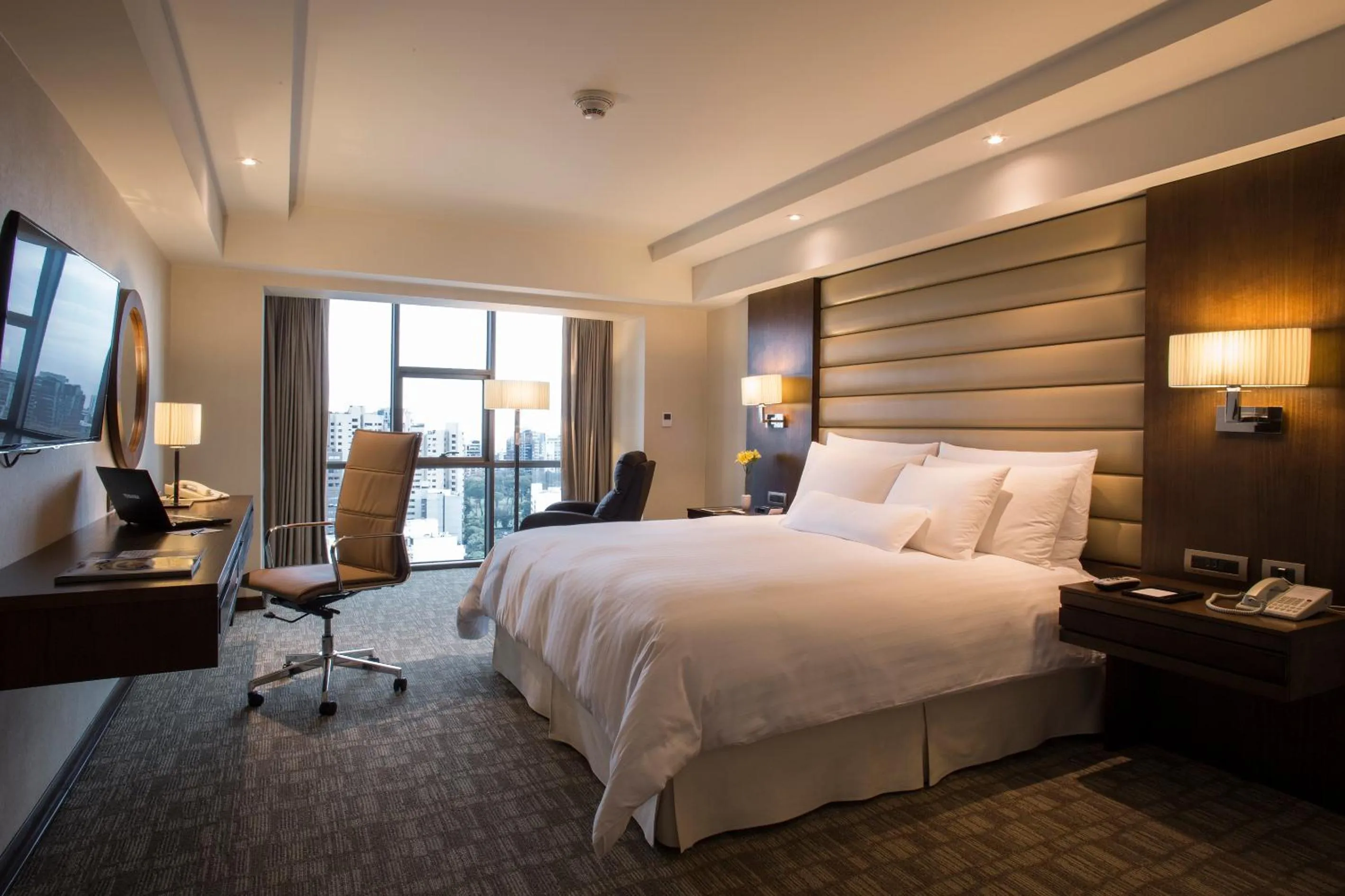 Bedroom, Bed in Swissotel Lima