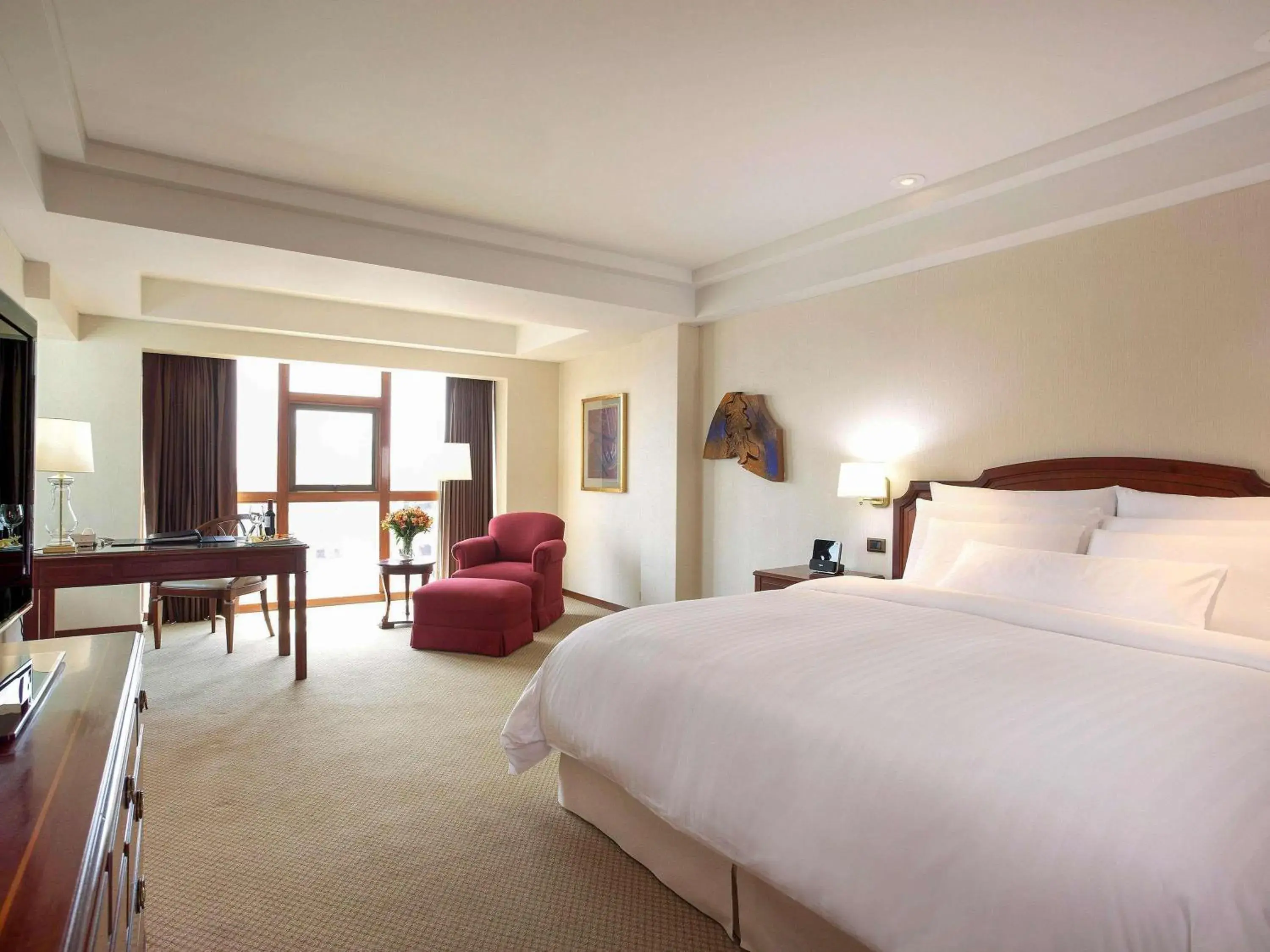 Property building, Bed in Swissotel Lima Property building, Bed in Swissotel Lima