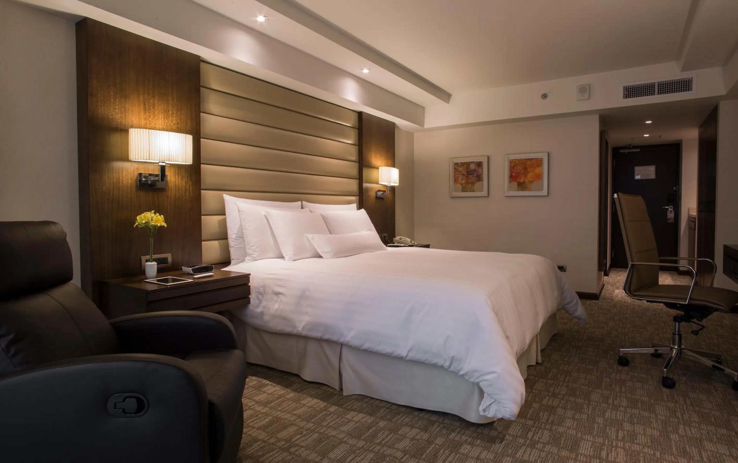 Photo of the whole room, Bed in Swissotel Lima