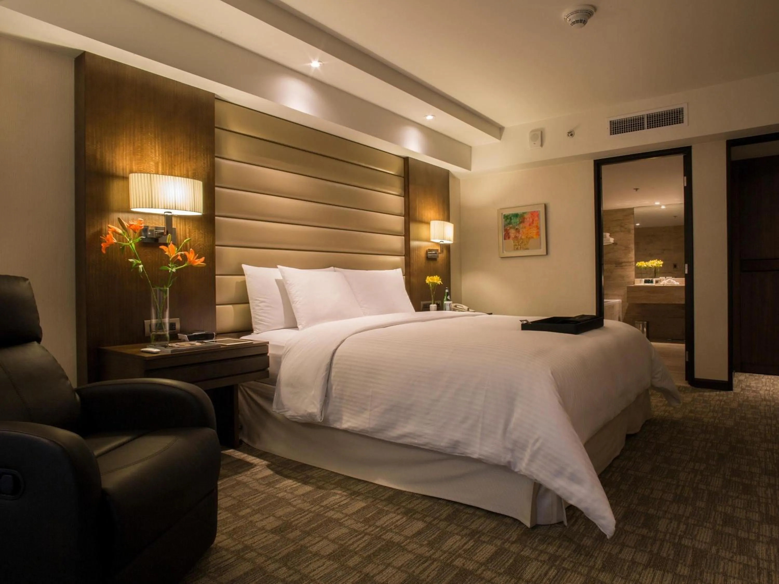 Bedroom, Bed in Swissotel Lima