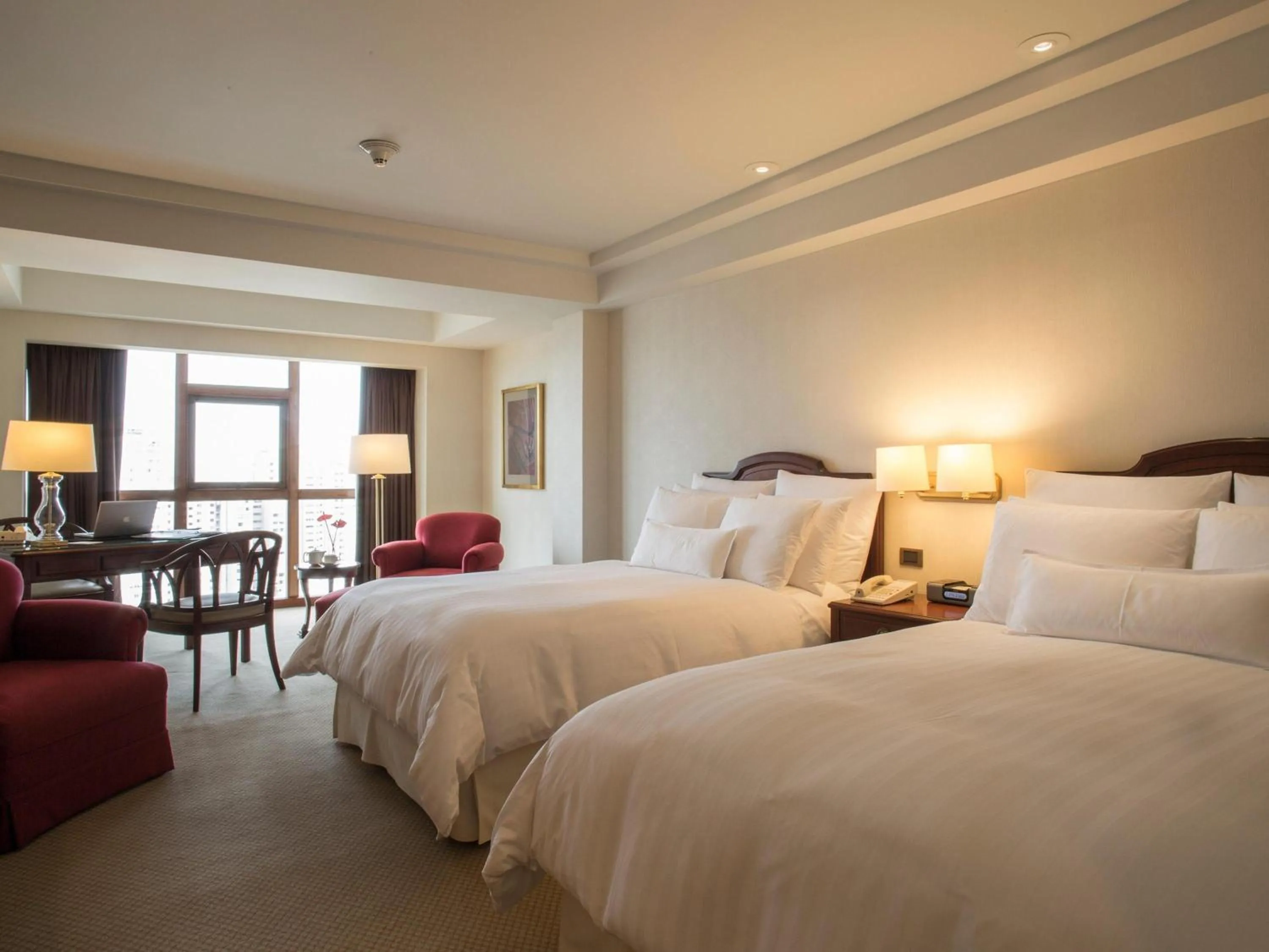 Bedroom, Bed in Swissotel Lima