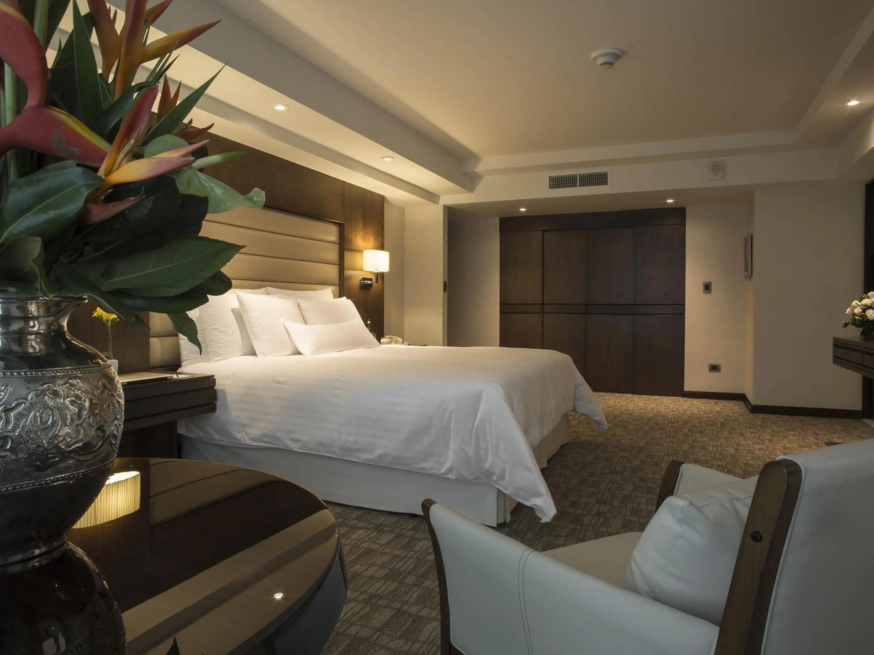 Photo of the whole room, Bed in Swissotel Lima