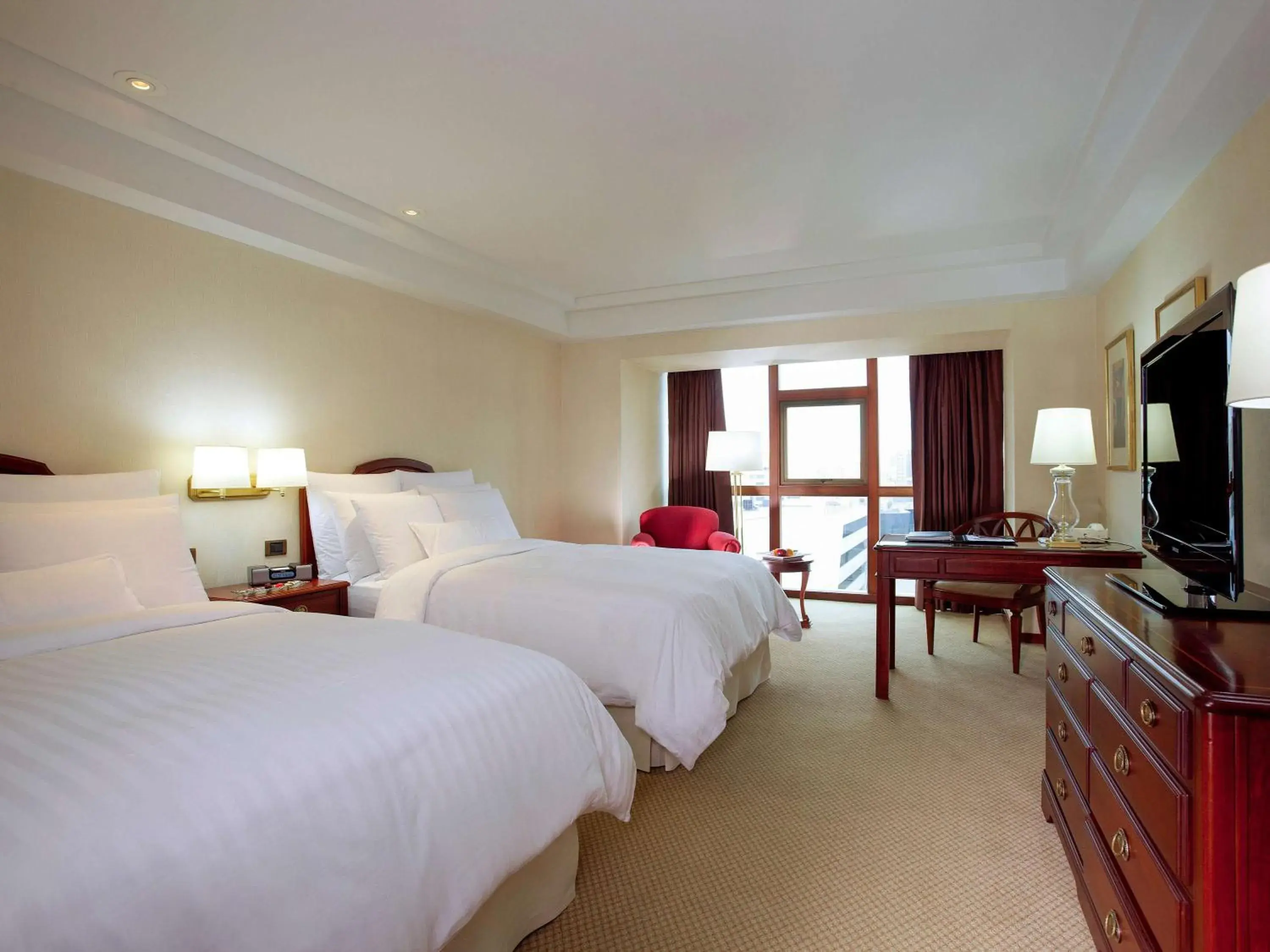 Photo of the whole room, Bed in Swissotel Lima Photo of the whole room, Bed in Swissotel Lima