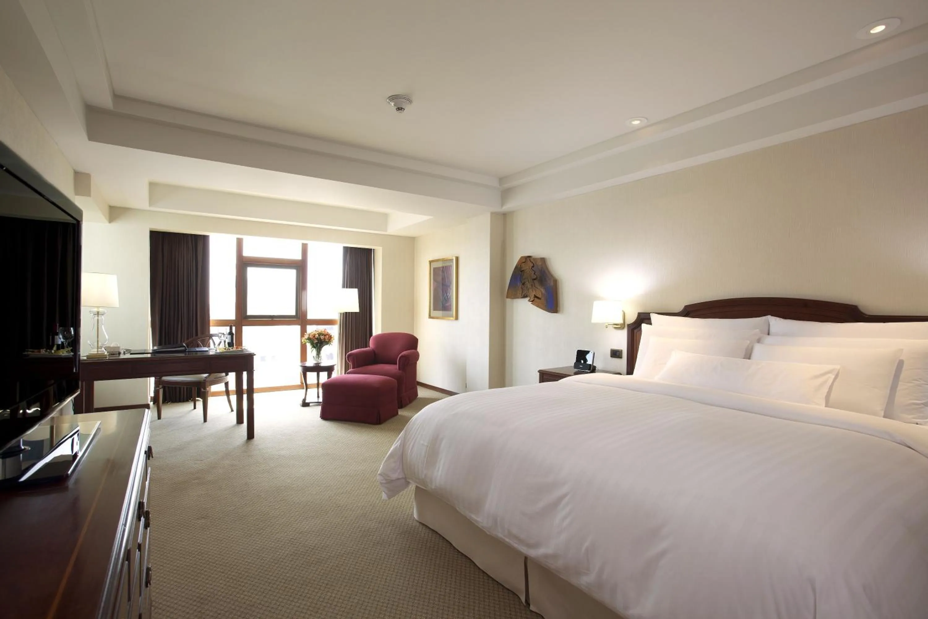 Bedroom, Bed in Swissotel Lima