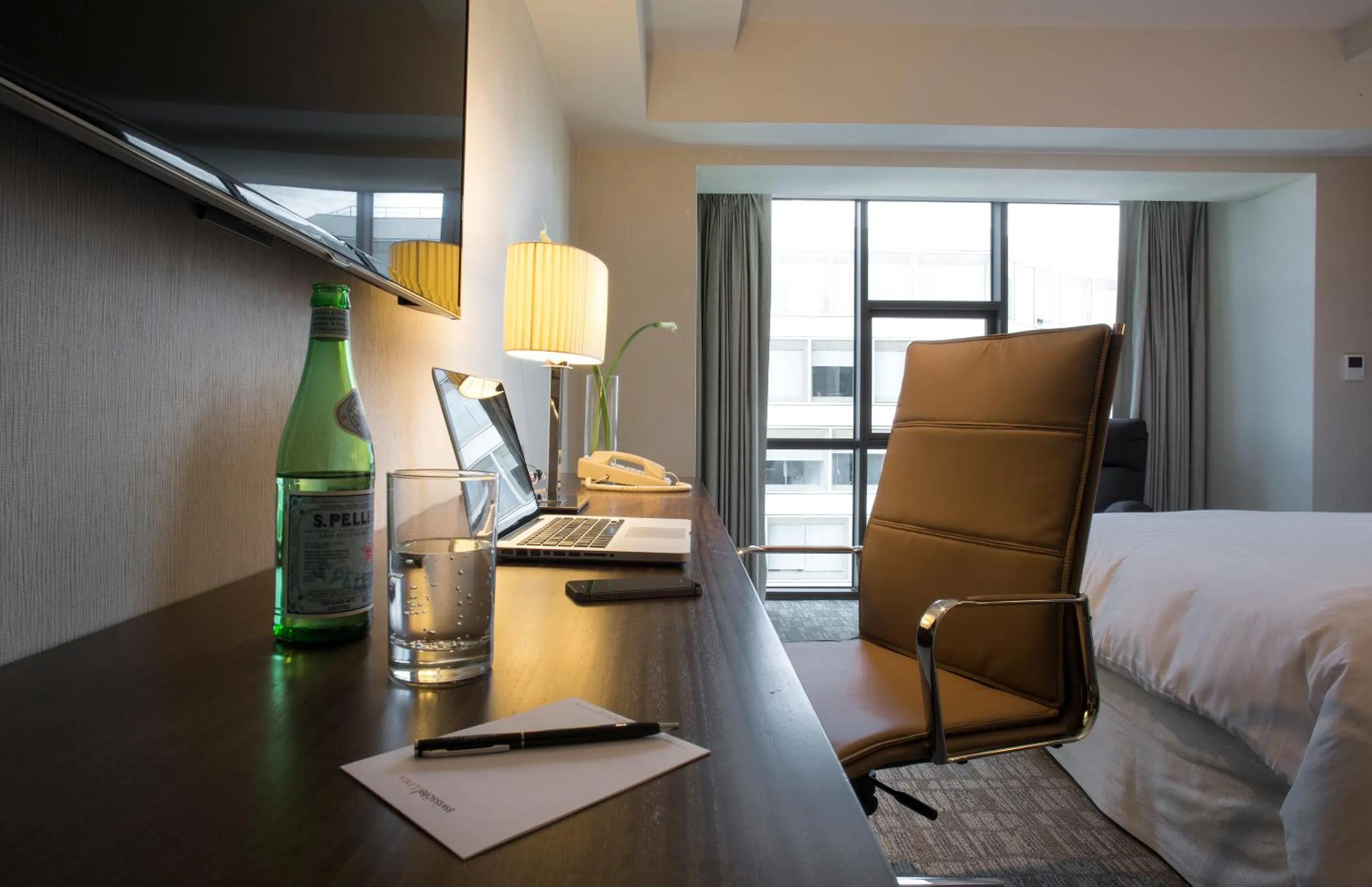 Seating area, Bed in Swissotel Lima