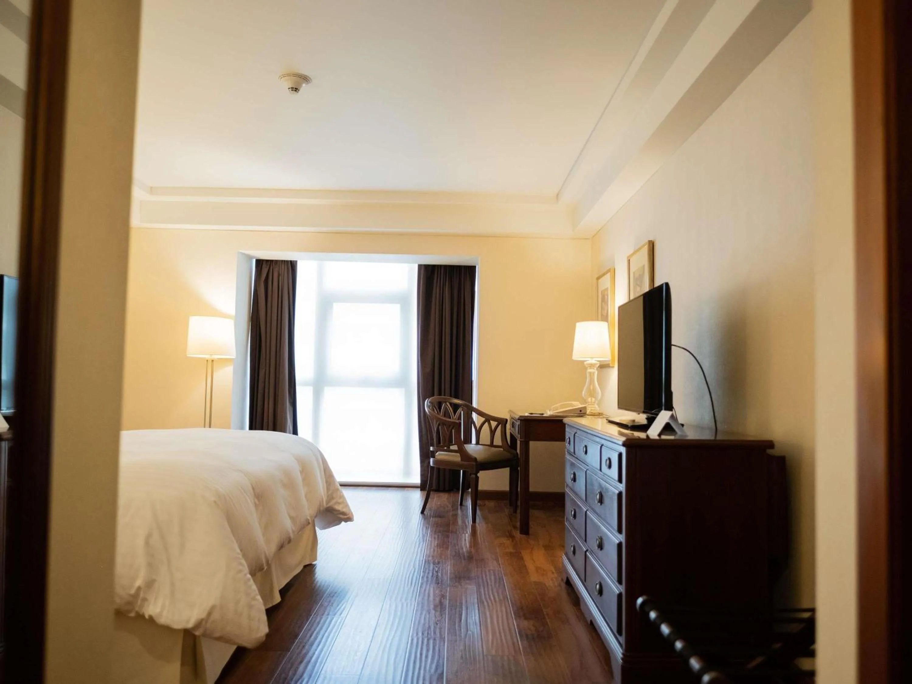 Bedroom, Bed in Swissotel Lima