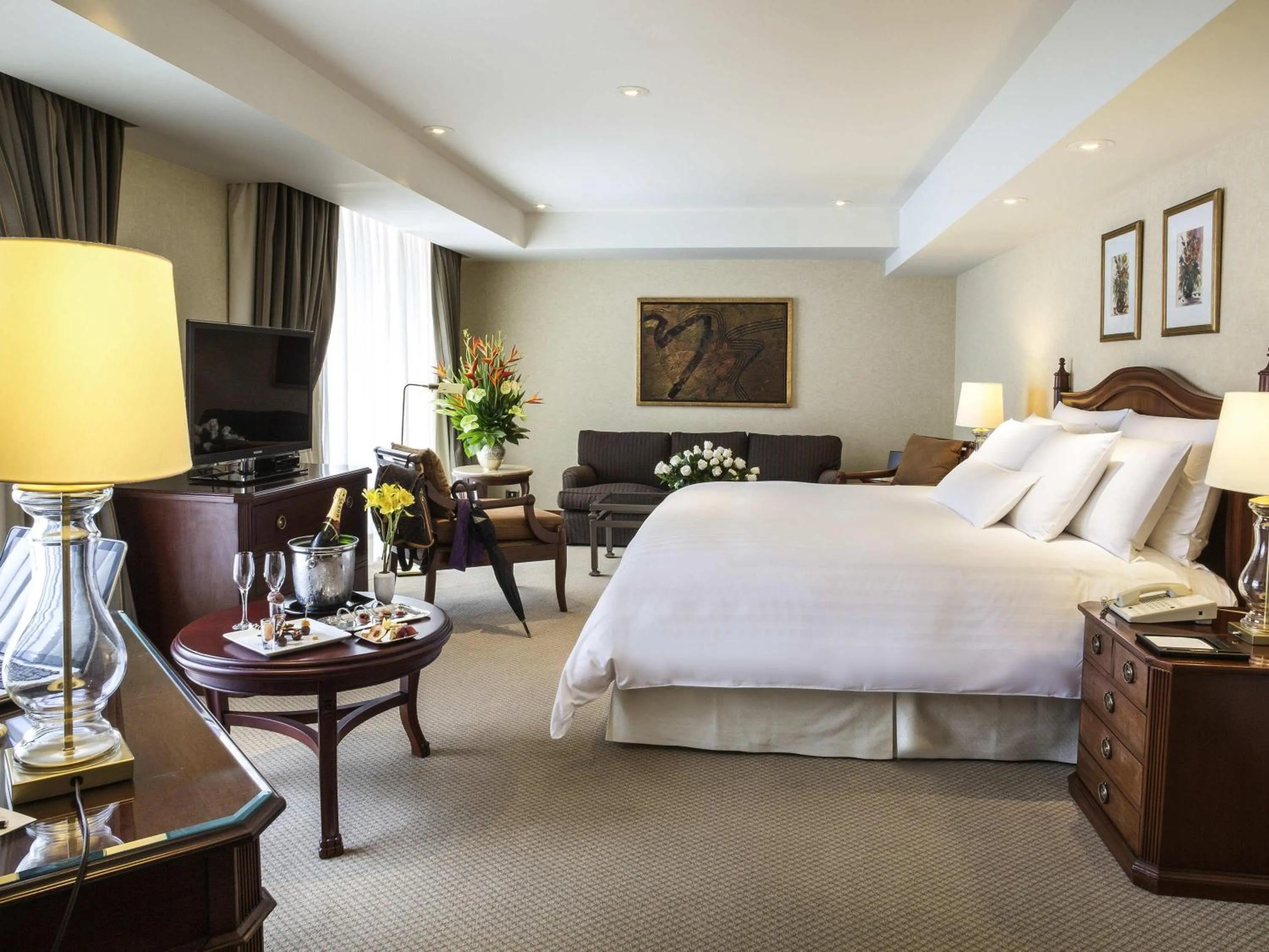 Bedroom, Bed in Swissotel Lima