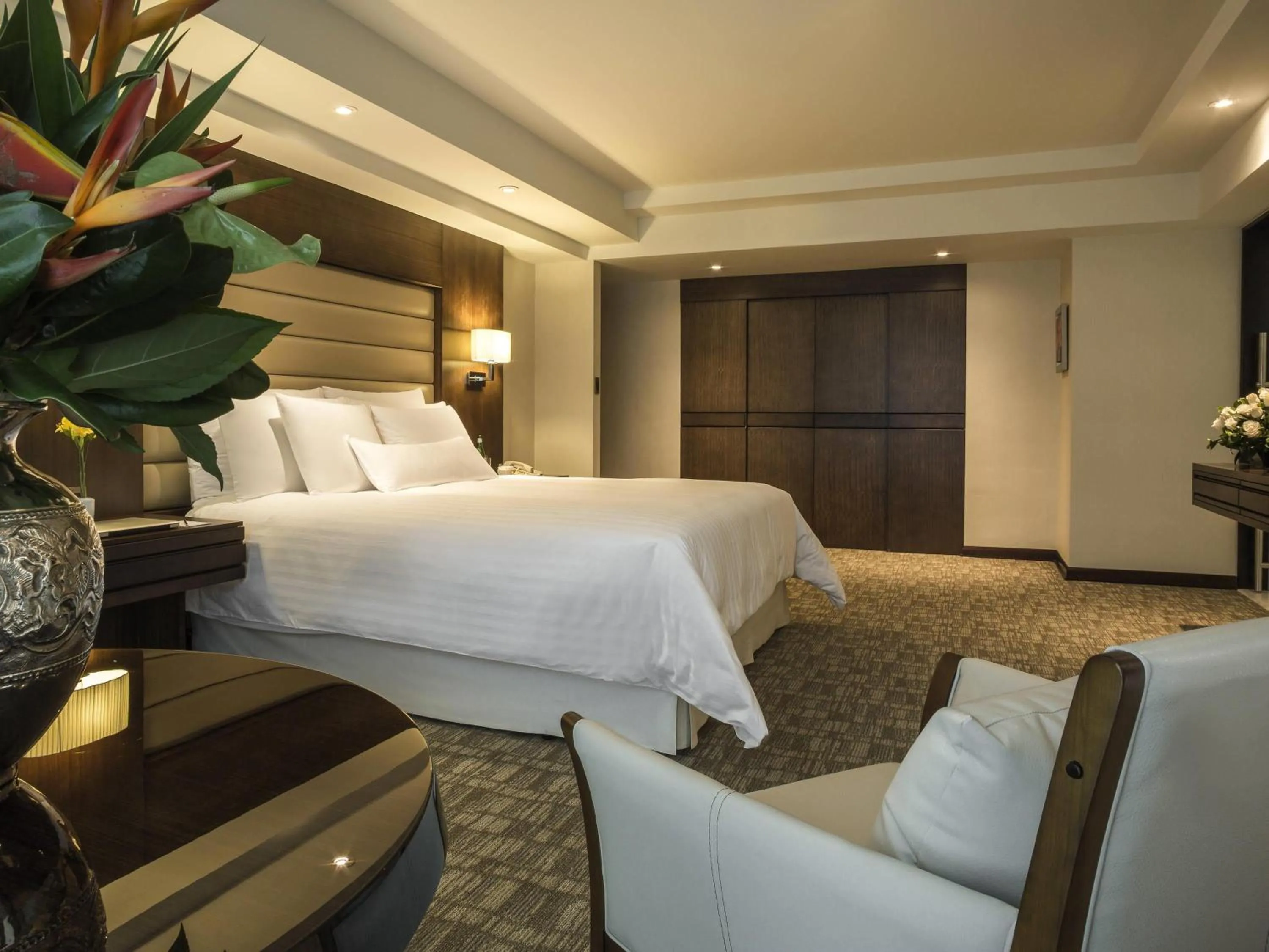 Bedroom, Bed in Swissotel Lima